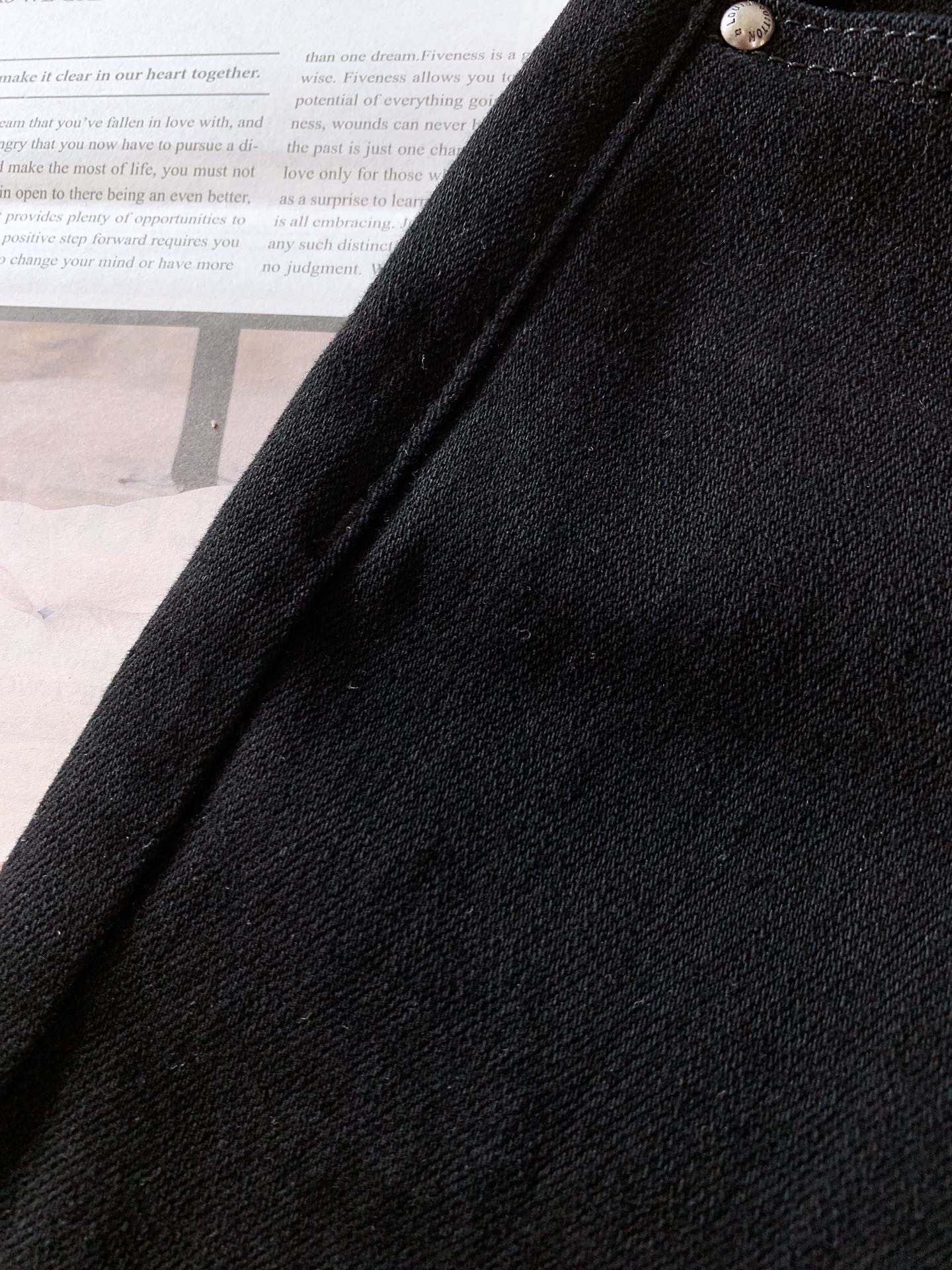 
LouisVuitton 路易威登 2025FW早秋新品 
采用深邃牛仔蓝的面料，颜色浓郁且富有质感。