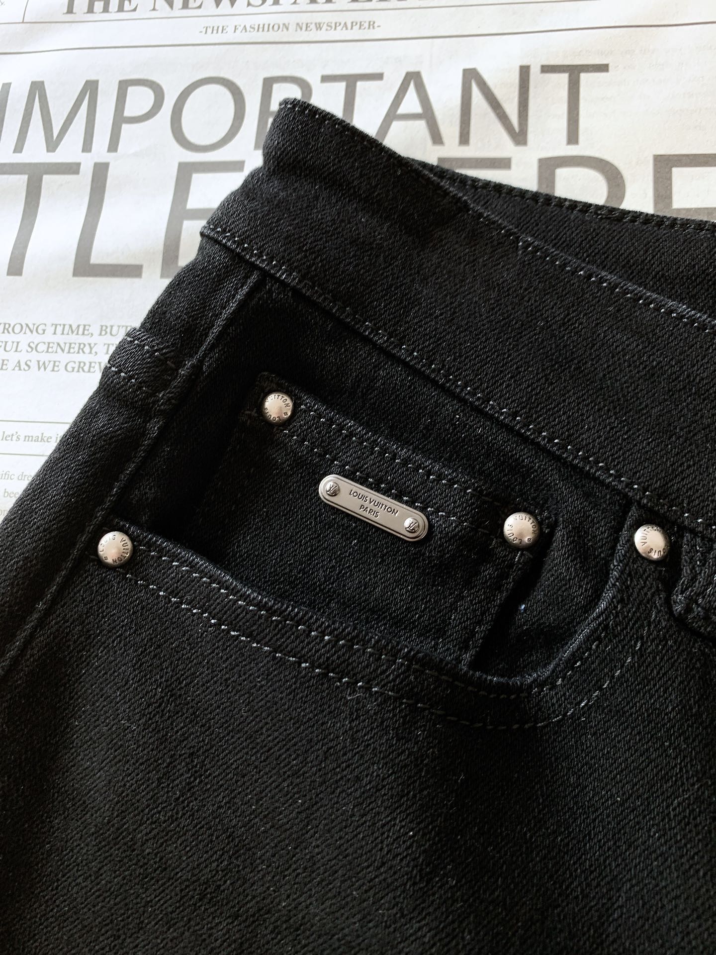 
LouisVuitton 路易威登 2025FW早秋新品 
采用深邃牛仔蓝的面料，颜色浓郁且富有质感。