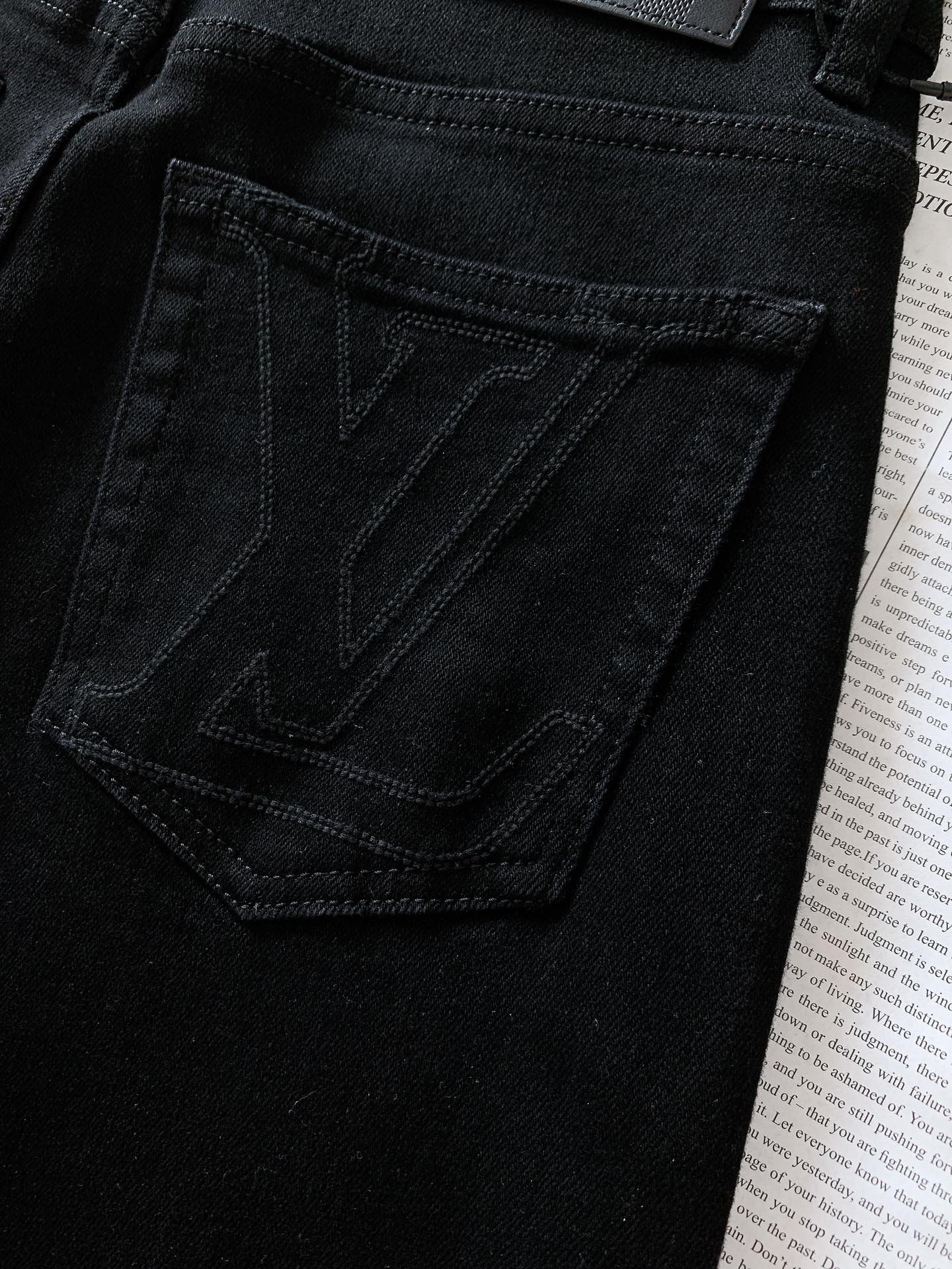 
LouisVuitton 路易威登 2025FW早秋新品 
采用深邃牛仔蓝的面料，颜色浓郁且富有质感。