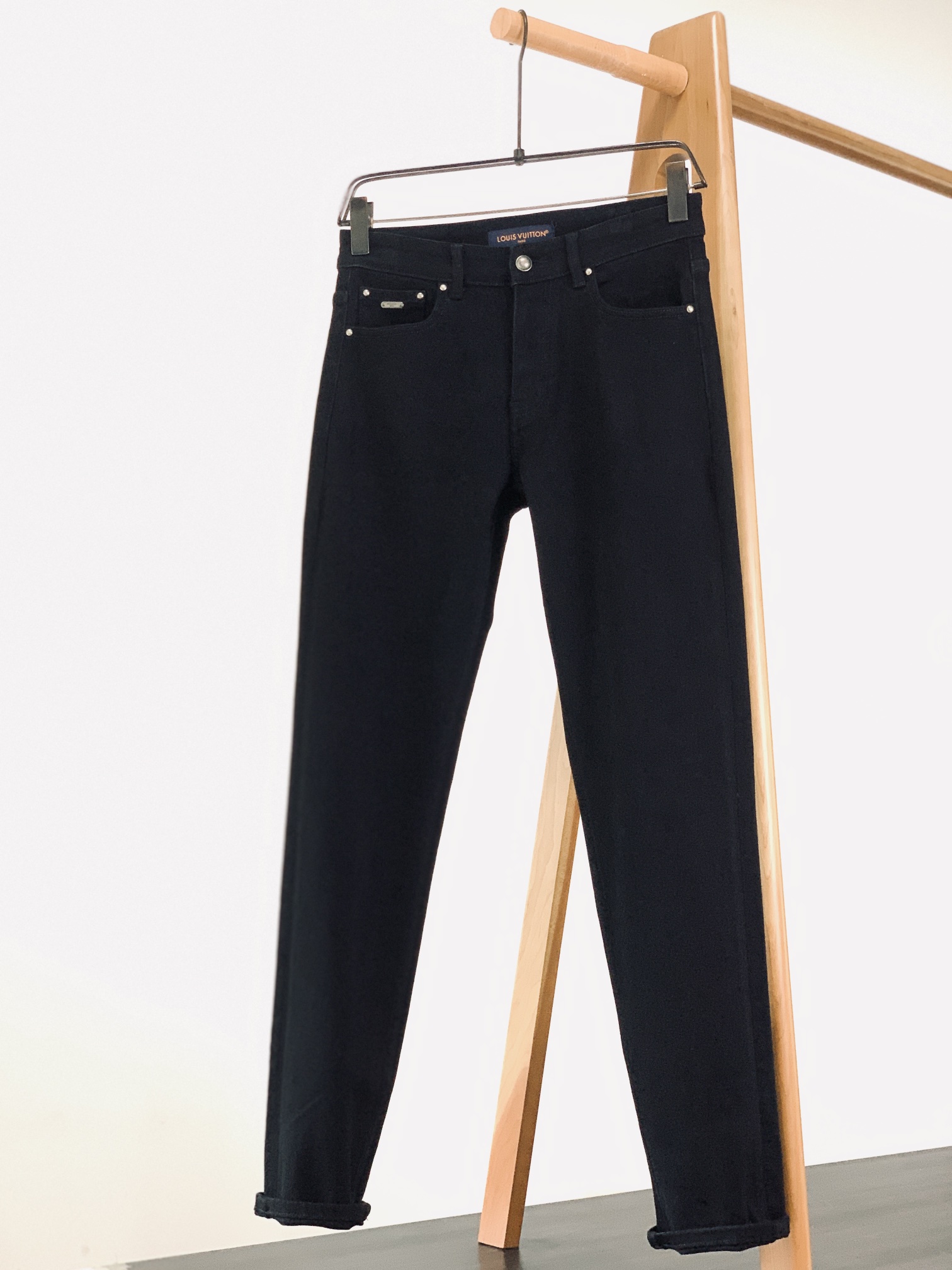 
LouisVuitton 路易威登 2025FW早秋新品 
采用深邃牛仔蓝的面料，颜色浓郁且富有质感。