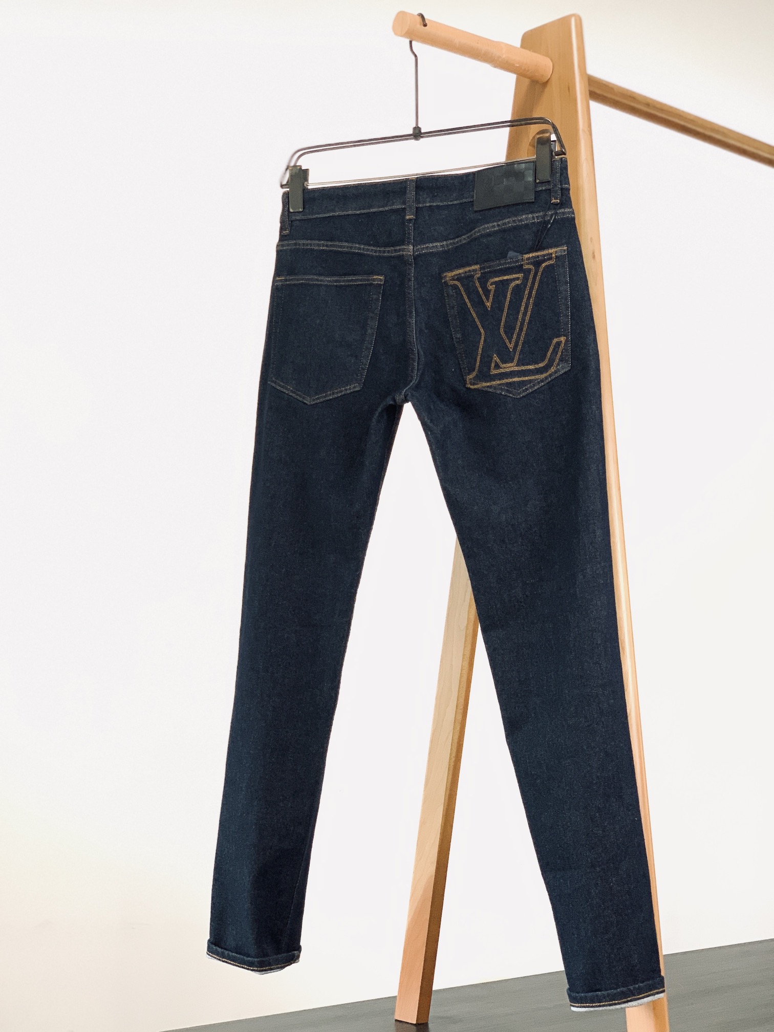 
LouisVuitton 路易威登 2025FW早秋新品 
采用深邃牛仔蓝的面料，颜色浓郁且富有质感。