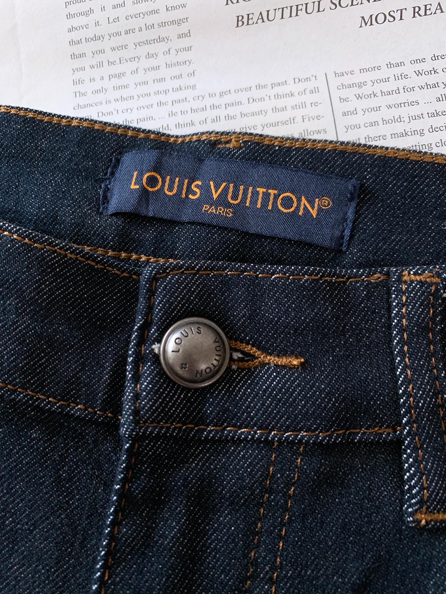 
LouisVuitton 路易威登 2025FW早秋新品 
采用深邃牛仔蓝的面料，颜色浓郁且富有质感。