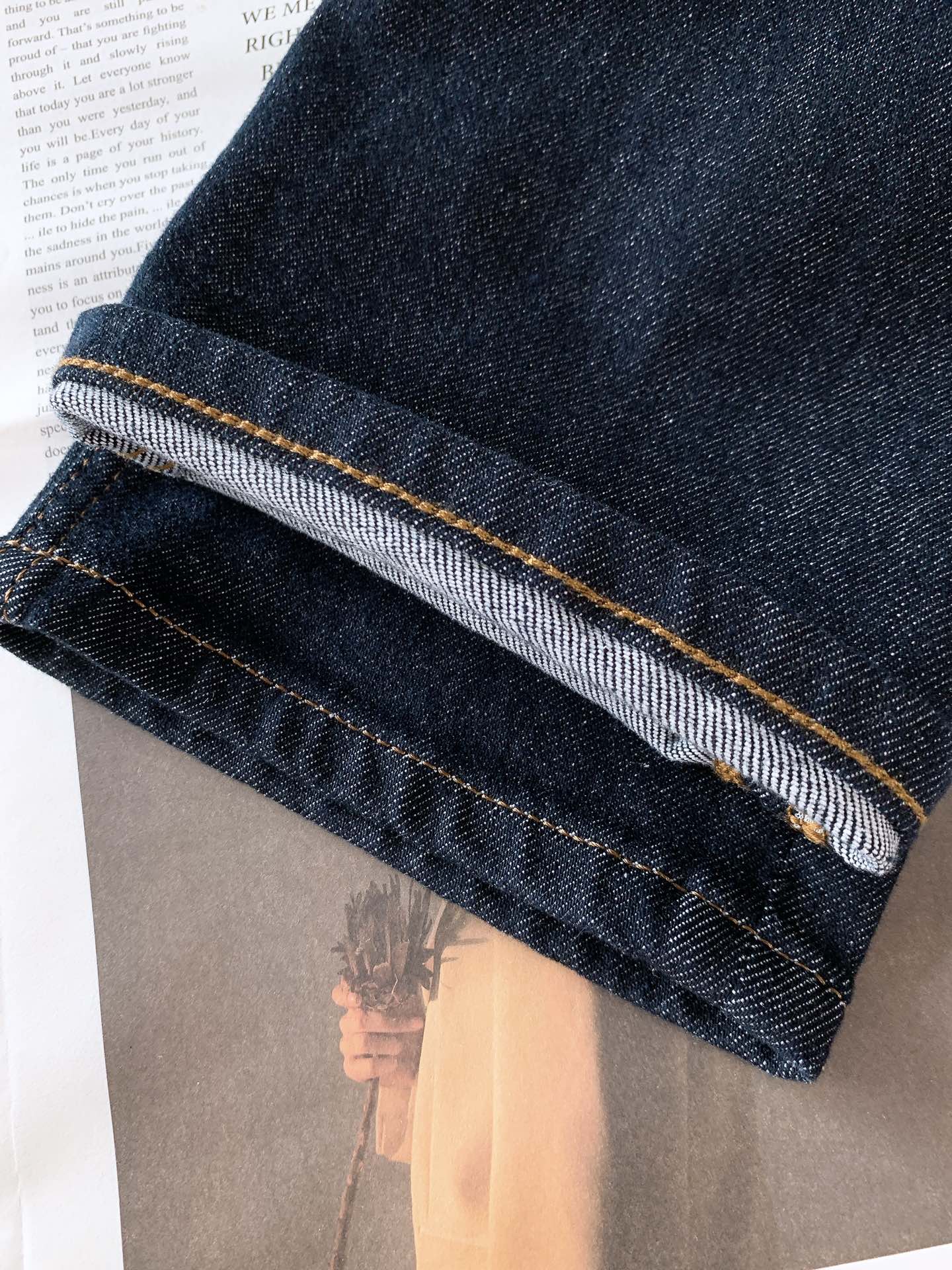 
LouisVuitton 路易威登 2025FW早秋新品 
采用深邃牛仔蓝的面料，颜色浓郁且富有质感。