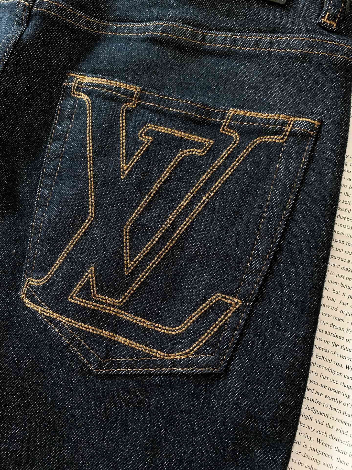 
LouisVuitton 路易威登 2025FW早秋新品 
采用深邃牛仔蓝的面料，颜色浓郁且富有质感。