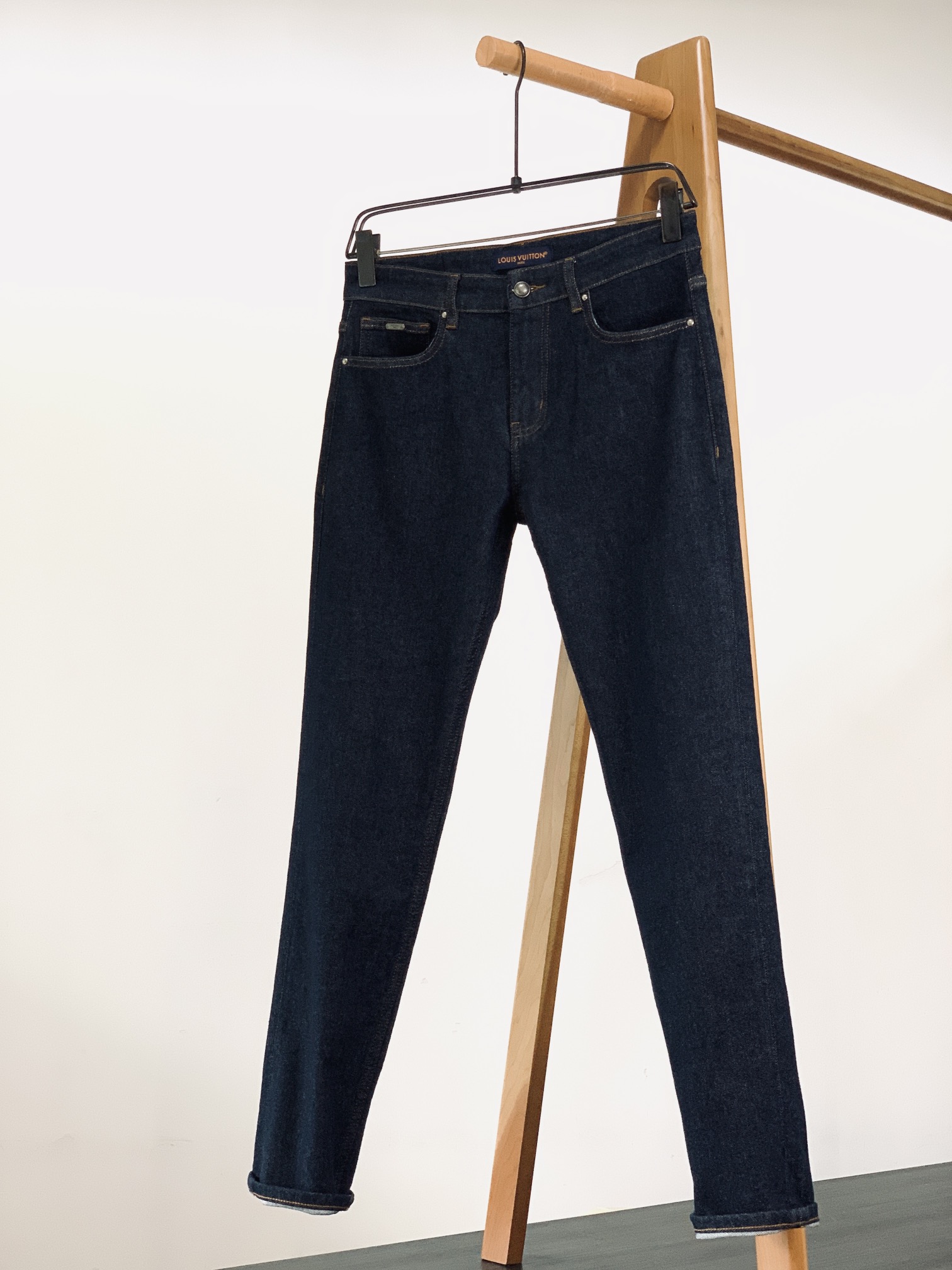 NO:525423,Louis Vuitton 2025FW early autumn new product uses deep denim blue fabric, rich and textured. After special treatment, not only does the color last and not fade easily, but also gives the denim a more delicate touch, and the upper body can feel the comfort of fitting with the skin. The highly recognizable letter embroidery logo on the back pocket is the most eye-catching sign of this jeans. The golden thread embroidery is exquisite and neat, shining against the dark blue denim, instantly enhancing the fashion and luxury of the pants. In addition, Louis Vuitton classic chessboard plaid leather signs are imprinted at the waist. The delicate leather texture contrasts with the denim, which is low-key and luxurious, highlighting the brand's unique style.  The buttons on the waist of the trousers are engraved with brand words, full of metallic luster texture, and every buckle is full of ritual. The rivets at the edge of the pocket not only serve to reinforce, but also add a bit of street fashion, allowing the classic and trend to perfectly blend. The metal nameplate on the inside of the front pocket is engraved with the brand name, which inadvertently shows the brand's persistent pursuit of details. The stitching on the trousers uses orange-yellow threads that contrast with denim. The stitching on the trousers are fine and even, and neat lines are outlined along the body and edges of the trousers, which not only enhances the structural stability of the trousers, but also is a unique decorative element. Whether it is washing or daily wear, the stitching is still firm and beautiful, showing the quality of the big brand. The slim fit style design can fit the leg lines well, modify the leg shape, and make the legs look straighter and longer.  .Whether it is paired with a simple white T to show casualness or a shirt to create a fashionable and business style, this pair of Louis Vuitton jeans can be easily controlled and become a versatile fashion item in the closet. …………………………………………………………………………………………………………………………………………………………………………………………………………………………………………………………………………………………………………………………………………………………………………………………………………………………………………………………………………………………………………………………………………………………………………………………………………………………………………………………………………………………………………………………………………………………………………………………………………………………………………………………………………………………………………………………………………………………………………………………………………………………………………………………………………………………………………………………………………………………………………………………………………………………………………………19860909LouisVuitton 路易威登 2025FW早秋新品 采用深邃牛仔蓝的面料,颜色浓郁且富有质感.经过特殊处理,不仅色泽持久,不易褪色,还让牛仔布拥有了更细腻的触感,上身便能感受到它与肌肤贴合的舒适 . 后袋上极具辨识度的字母刺绣标识,是这条牛仔裤最亮眼的标志.金色的线绣精致且工整,在深蓝色牛仔布的衬托下,熠熠生辉,瞬间提升了裤子的时尚感与奢华感 .此外,后腰处压印着路易威登经典棋盘格纹的皮革标牌,细腻的皮革质感与牛仔布形成对比,低调又奢华,彰显品牌的独特风格. 裤腰处的纽扣上镌刻着品牌字样,金属光泽质感满满,每一次扣合都充满仪式感.而口袋边缘的铆钉,不仅起到加固作用,还增添了几分街头潮流感,让经典与潮流完美融合 .前袋内侧的金属铭牌,刻有品牌名称,不经意间展现出品牌对细节的执着追求. 裤子上的缝线采用与牛仔布形成鲜明对比的橙黄色线,针脚细密均匀,沿着裤身、口袋边缘勾勒出利落的线条,不仅增强了裤子的结构稳定性,更是一种独特的装饰元素 .无论是水洗还是日常穿着,缝线依然牢固且美观,尽显大牌品质. 修身的版型设计,能够很好地贴合腿部线条,修饰腿型,让双腿看起来更加笔直修长 .无论是搭配简约白T展现休闲随性,还是搭配衬衫打造时尚商务风,这条路易威登牛仔裤都能轻松驾驭,成为衣橱里的百搭时尚单品 . …………………………………………………… Size29-38,,louis vuitton,louis vuitton,jeans,shirts,alexander wang,Men's clothing