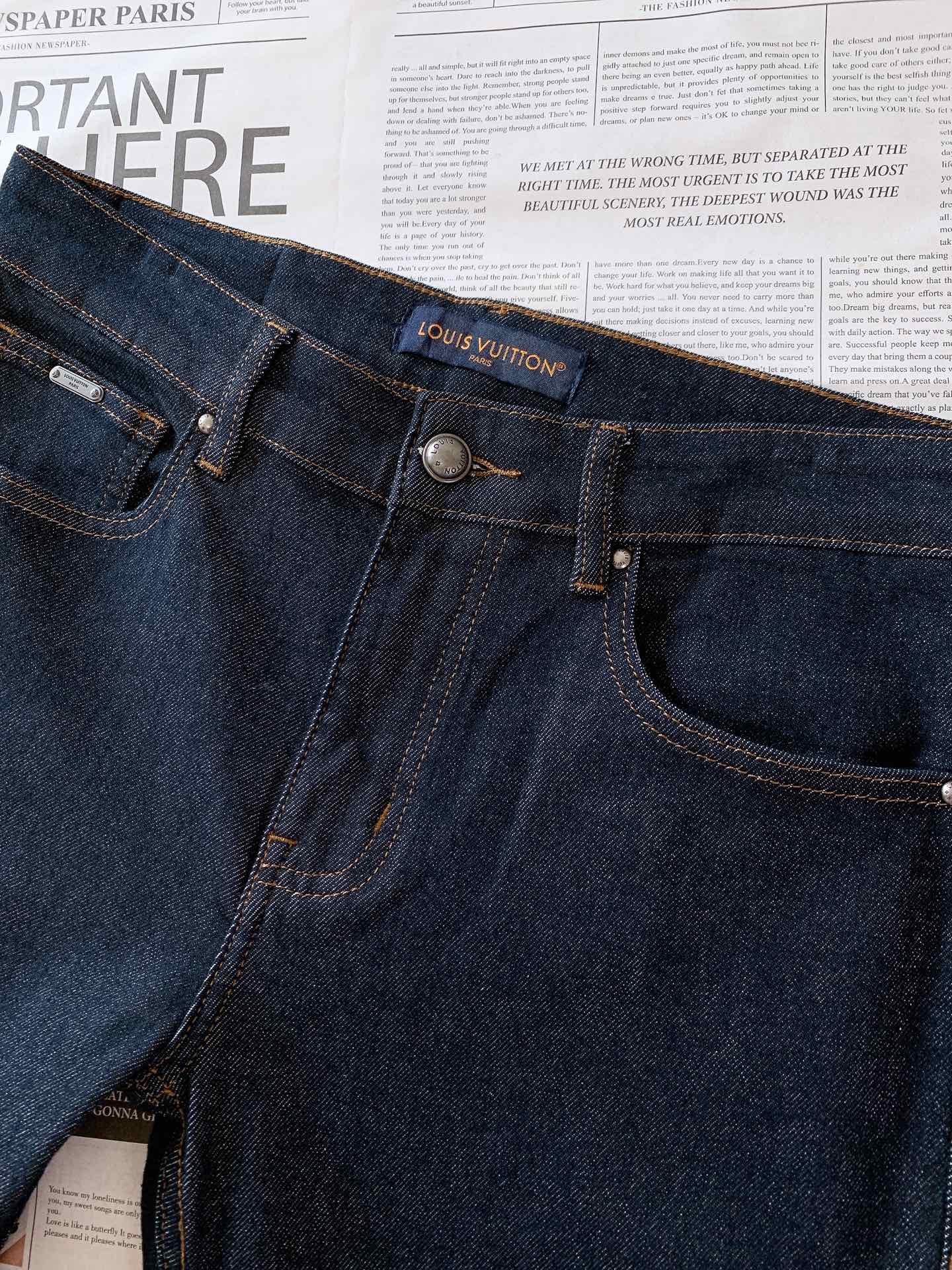 
LouisVuitton 路易威登 2025FW早秋新品 
采用深邃牛仔蓝的面料，颜色浓郁且富有质感。