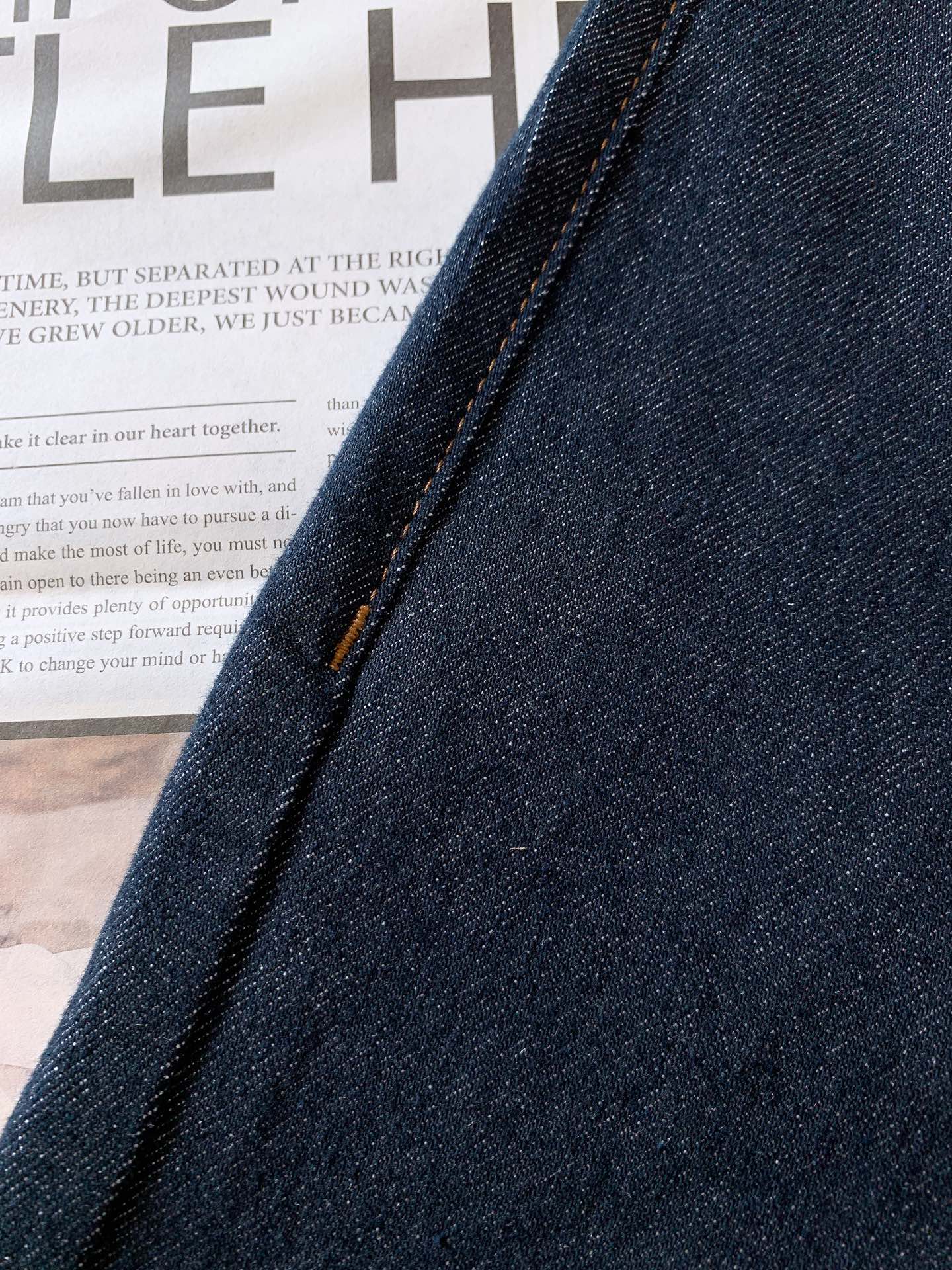 
LouisVuitton 路易威登 2025FW早秋新品 
采用深邃牛仔蓝的面料，颜色浓郁且富有质感。