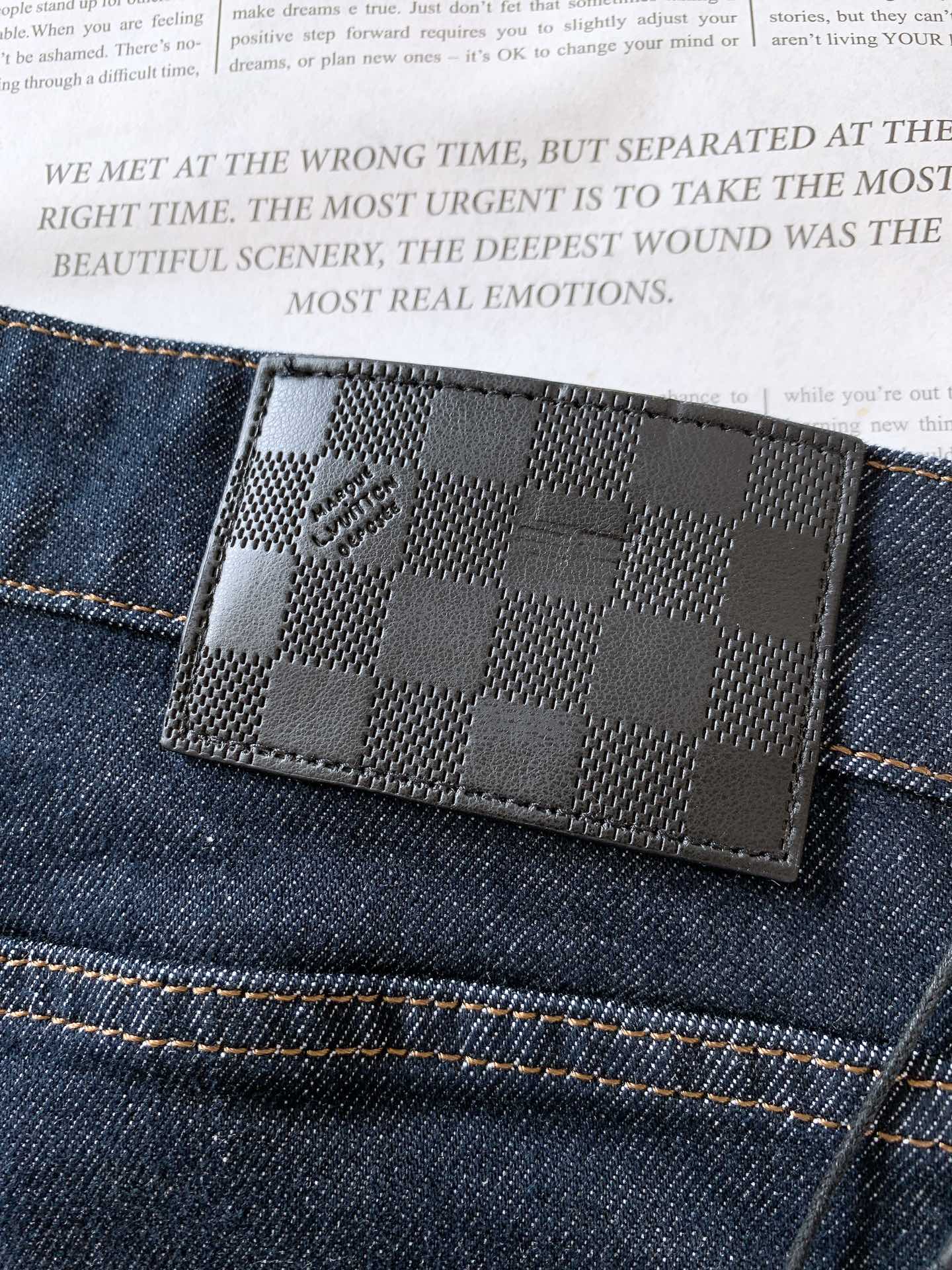 
LouisVuitton 路易威登 2025FW早秋新品 
采用深邃牛仔蓝的面料，颜色浓郁且富有质感。