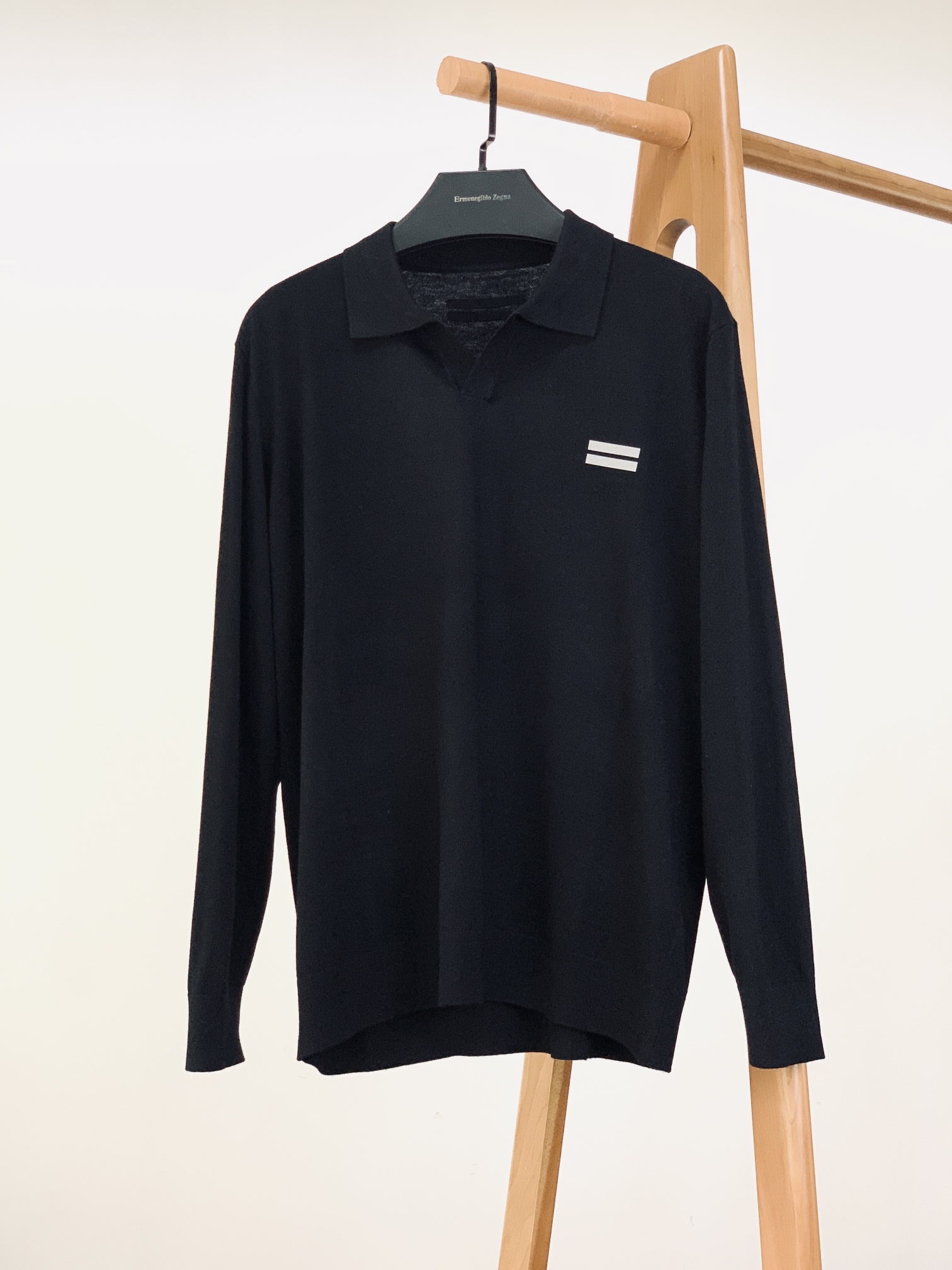 NO:599637,Ermenegildo Zegna 2025FW early autumn new product Men's blended Stoll woven texture modified POLO collar short-sleeved sweater About style and design Z family's high-end main line series, fabric is king, version wins, a set of short-sleeved sweaters that exist as just-in-time items, skin-friendly and body-friendly can replace conventional POLO shirts.  The classic lapel + buttonless placket design, the scissor V-neck Buttonless design is more streamlined and elegant than the conventional POLO shirt, with a minimalist body, a slim fit, and a strong sense of texture. It builds a breathable and comfortable hollow structure. The collar and placket are made of higher-density four-flat knitting, which is more stiff and structurally stable, and is not easy to deform. The overall design is minimalist, with few but refined details. It is very clean fit and comfortable, but also very old.  Money is low-key and restrained, with a prominent logo on the chest and no excessive modifications. The Z family's signature Highway 232 logo is retained on the back collar, which is embellished with jacquard on the basis of one-piece knitting. It has a concave and convex relief texture, small icons of the same color, high logo and just the right low-key. The wool blend ingredients are very high, light and skin-friendly, breathable and comfortable, and the texture is better than conventional cotton T-shirts and ordinary knitted fabrics.  The texture of the body is the highlight. It is woven by the Stoll machine imported from Germany, and it is also a special machine. The texture is more three-dimensional and clear, the structure is more stable, the breathability and comfort are improved, and it is more layered than plain knitting. ……………………………………………… SizeM-XXL,,zegna,T-shirt,alexander wang19860909Ermenegildo Zegna杰尼亚 2025FW早秋新品 男款混纺Stoll机织造肌理改良POlO领短袖针织衫 关于款式及设计 Z家的高端主线系列,面料为王,版型取胜,作为刚需单品而存在的一组短袖针织衫,亲肤体感可以取代常规POLO衫. 经典翻领+去扣门襟设计,剪刀V领的Buttonless设计比常规的POLO衫要更精简且更有腔调,大身极简,合身微廓,肌理感极强.构建透气舒适的中空结构.领部及门襟做了更高密的四平针织法,更有挺括度且结构稳定,不易变形. 整体极简,细节少而精,很Clean fit的舒适至上,也很old money的低调内敛,通体胸前显眼logo,亦无过多修饰,后领处保留了Z家招牌的232公路标识,在一体针织的基础上做了提花点缀,自带凹凸浮雕肌理,同色系的小图标,高标识又恰到好处的低调. 羊毛混纺成份都很顶,轻盈亲肤,透气舒爽,质感上优于常规的棉T和普通的针织. 大身的肌理是出彩点,经德国进口的Stoll机织造,而且还是特种机级别,肌理更为立体清晰,结构更稳,透气性和舒适度UP,比平纹针织更多层次感. …………………………………………………… SizeM-XXL,,zegna,T-shirt,alexander wang,Men's clothing