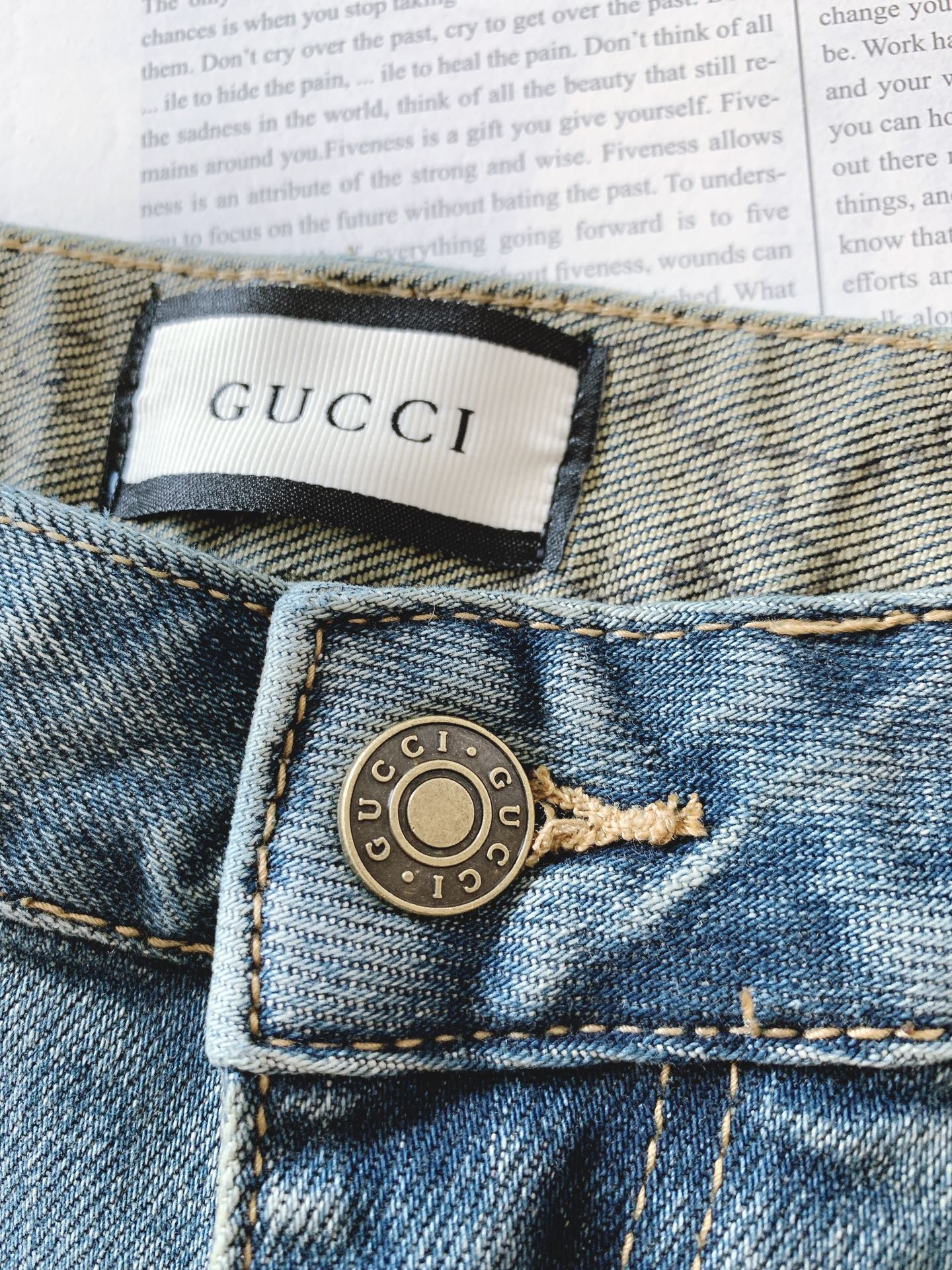 Gucci 古驰 2025FW早秋新品经典焕新时尚休闲牛仔裤👖浅蓝牛仔面料经过特殊做旧工艺，呈现自然的色