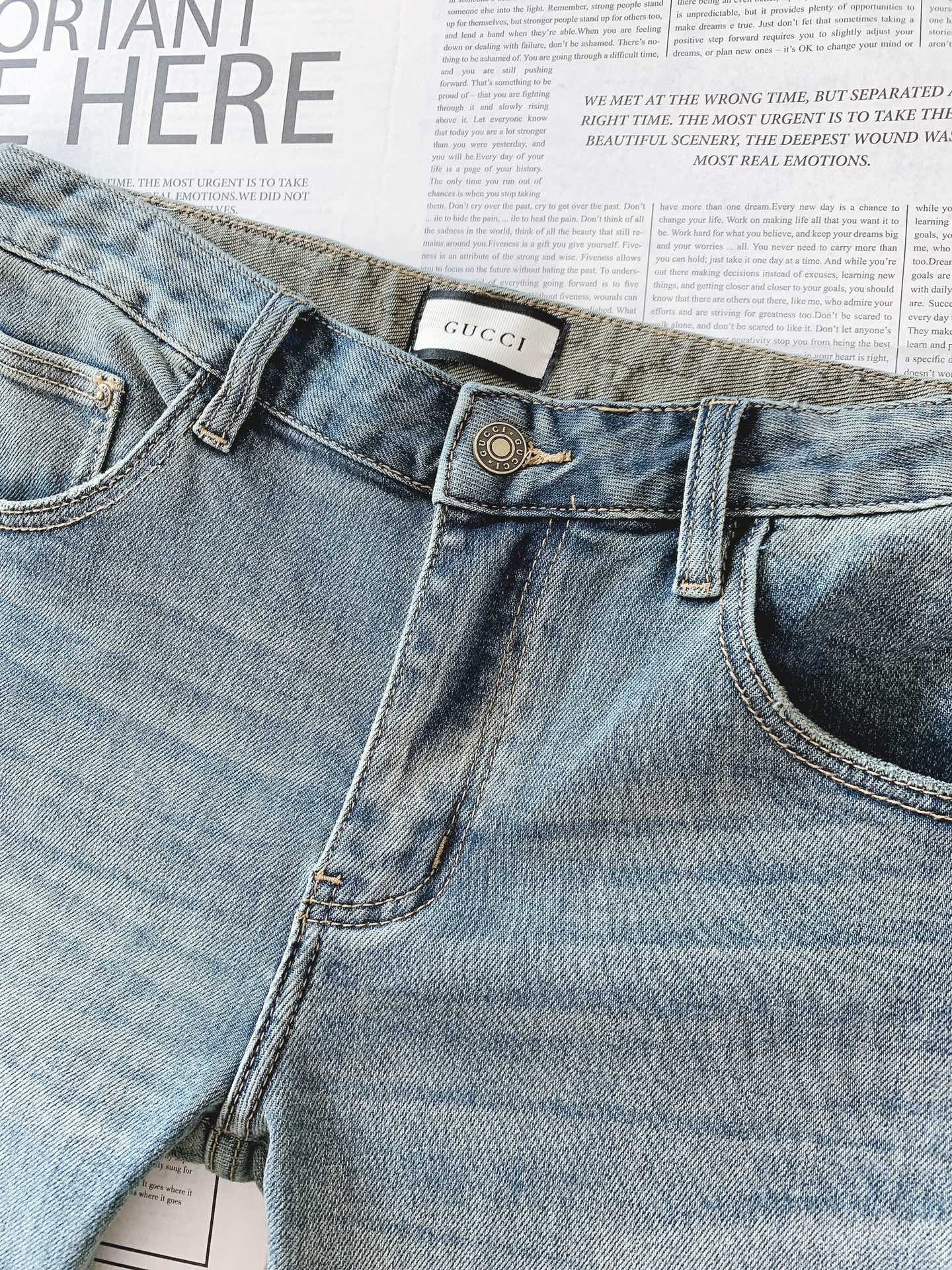 Gucci 古驰 2025FW早秋新品经典焕新时尚休闲牛仔裤👖浅蓝牛仔面料经过特殊做旧工艺，呈现自然的色