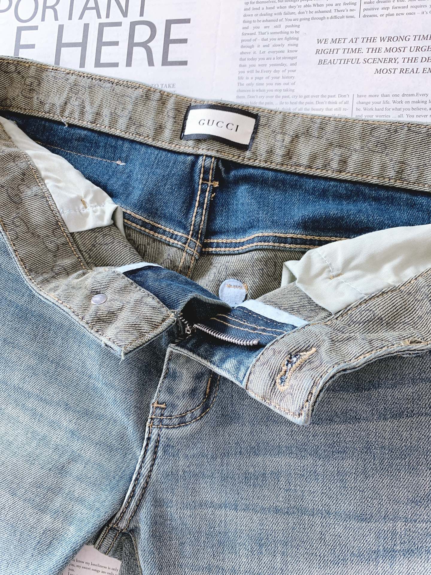 Gucci 古驰 2025FW早秋新品经典焕新时尚休闲牛仔裤👖浅蓝牛仔面料经过特殊做旧工艺，呈现自然的色