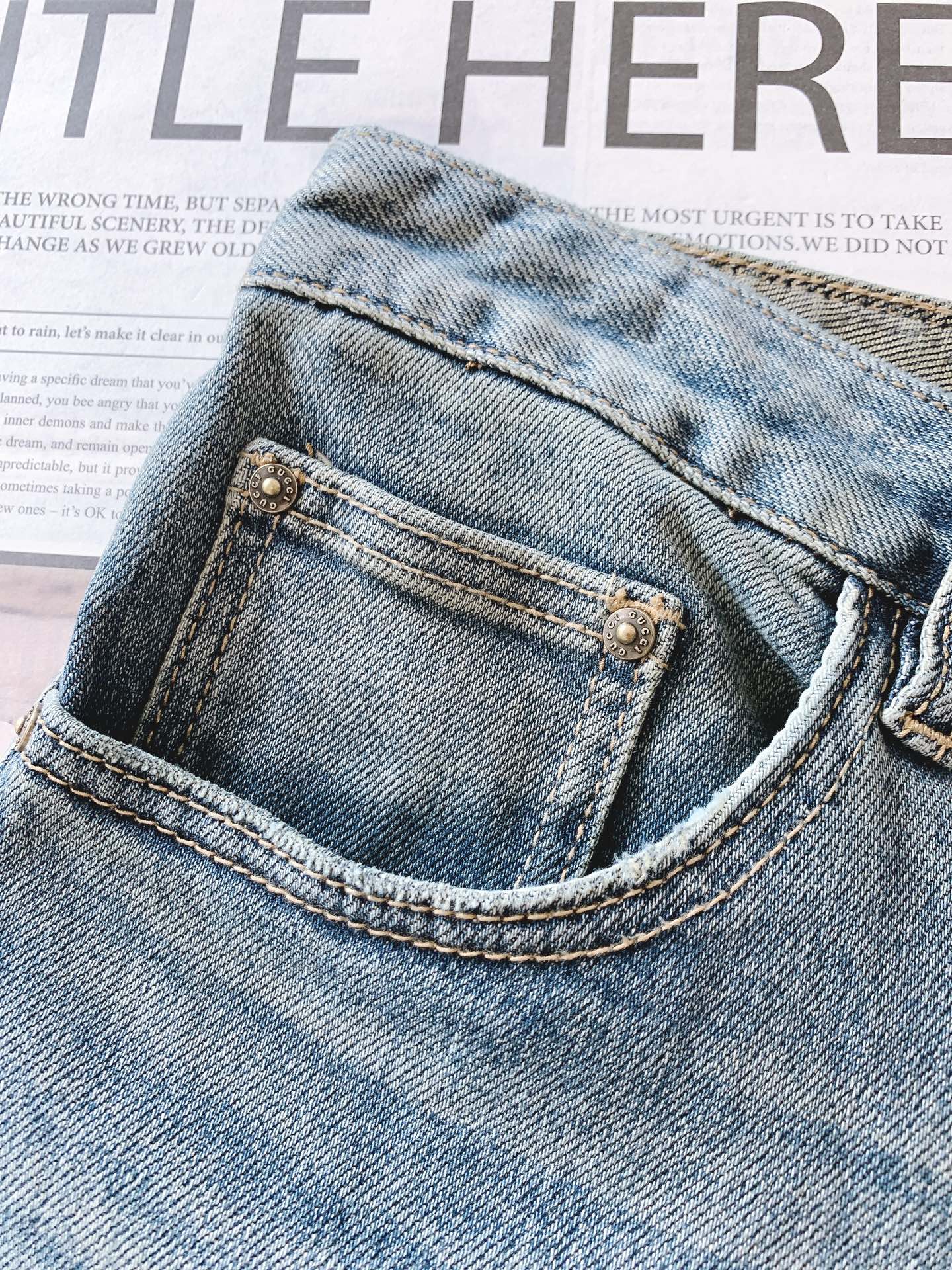 Gucci 古驰 2025FW早秋新品经典焕新时尚休闲牛仔裤👖浅蓝牛仔面料经过特殊做旧工艺，呈现自然的色