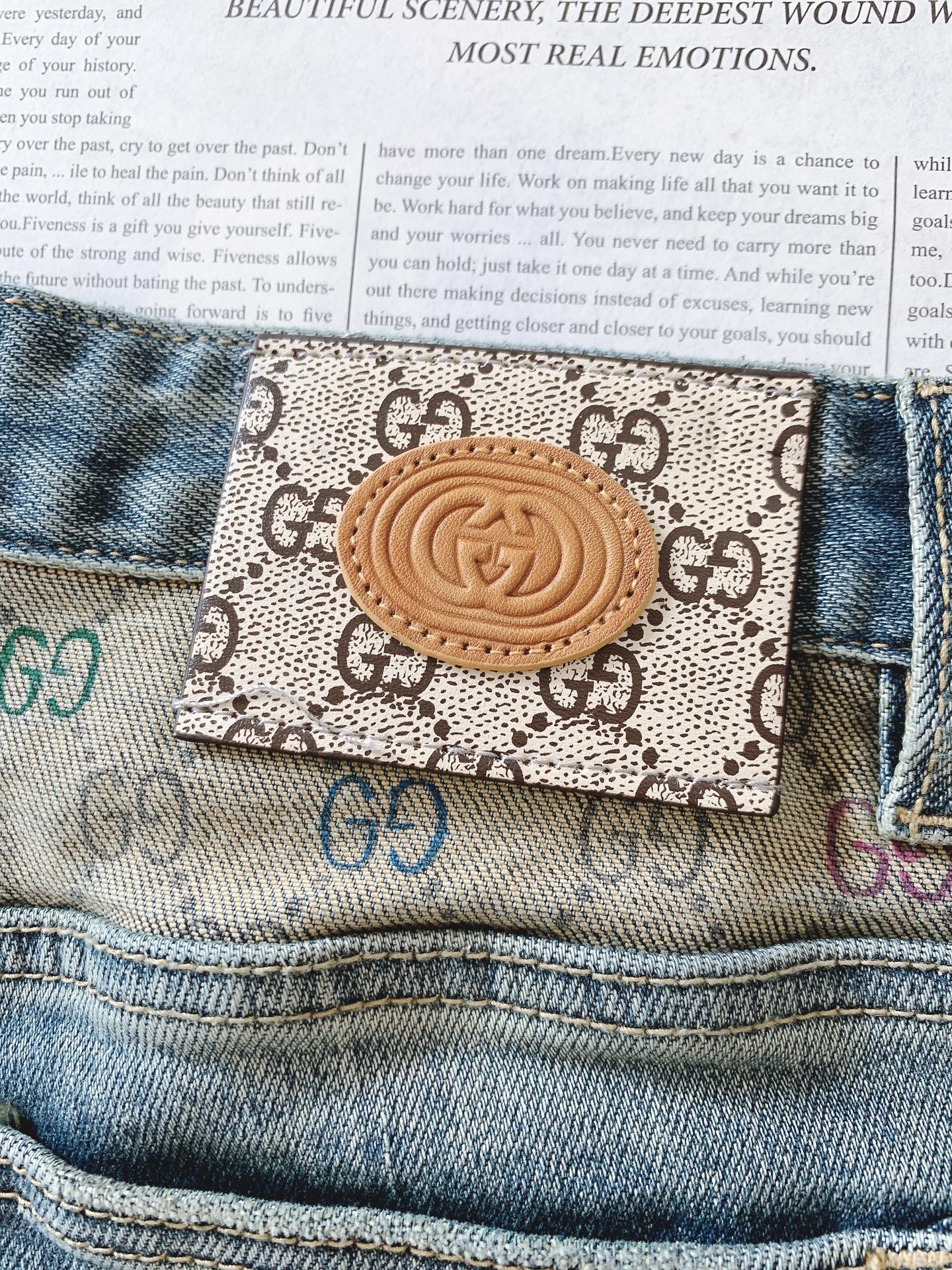 Gucci 古驰 2025FW早秋新品经典焕新时尚休闲牛仔裤👖浅蓝牛仔面料经过特殊做旧工艺，呈现自然的色