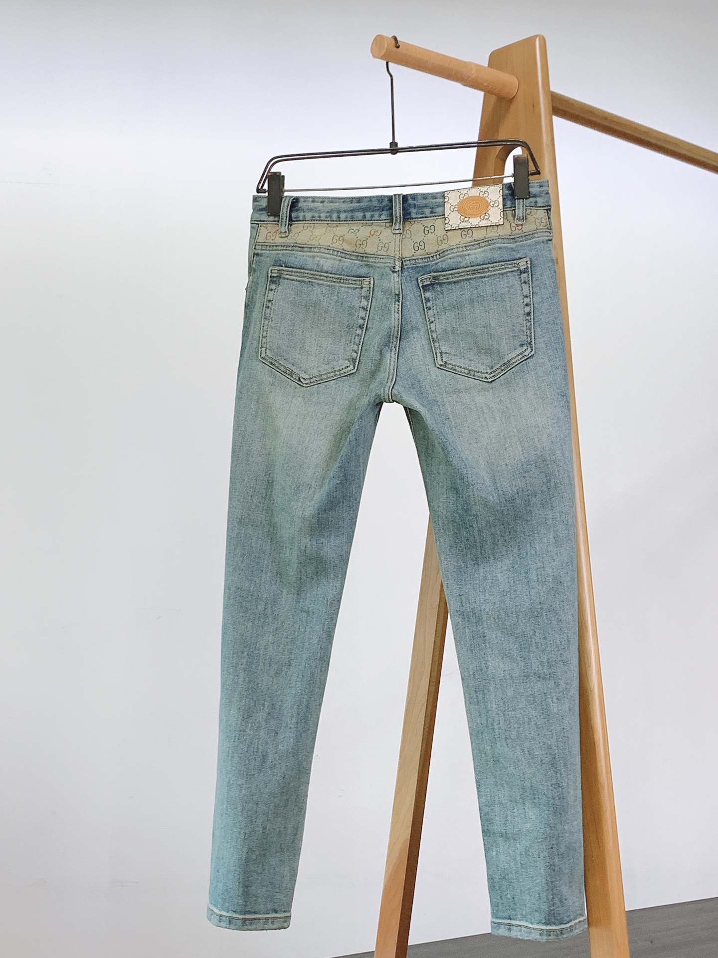 Gucci 古驰 2025FW早秋新品经典焕新时尚休闲牛仔裤👖浅蓝牛仔面料经过特殊做旧工艺，呈现自然的色