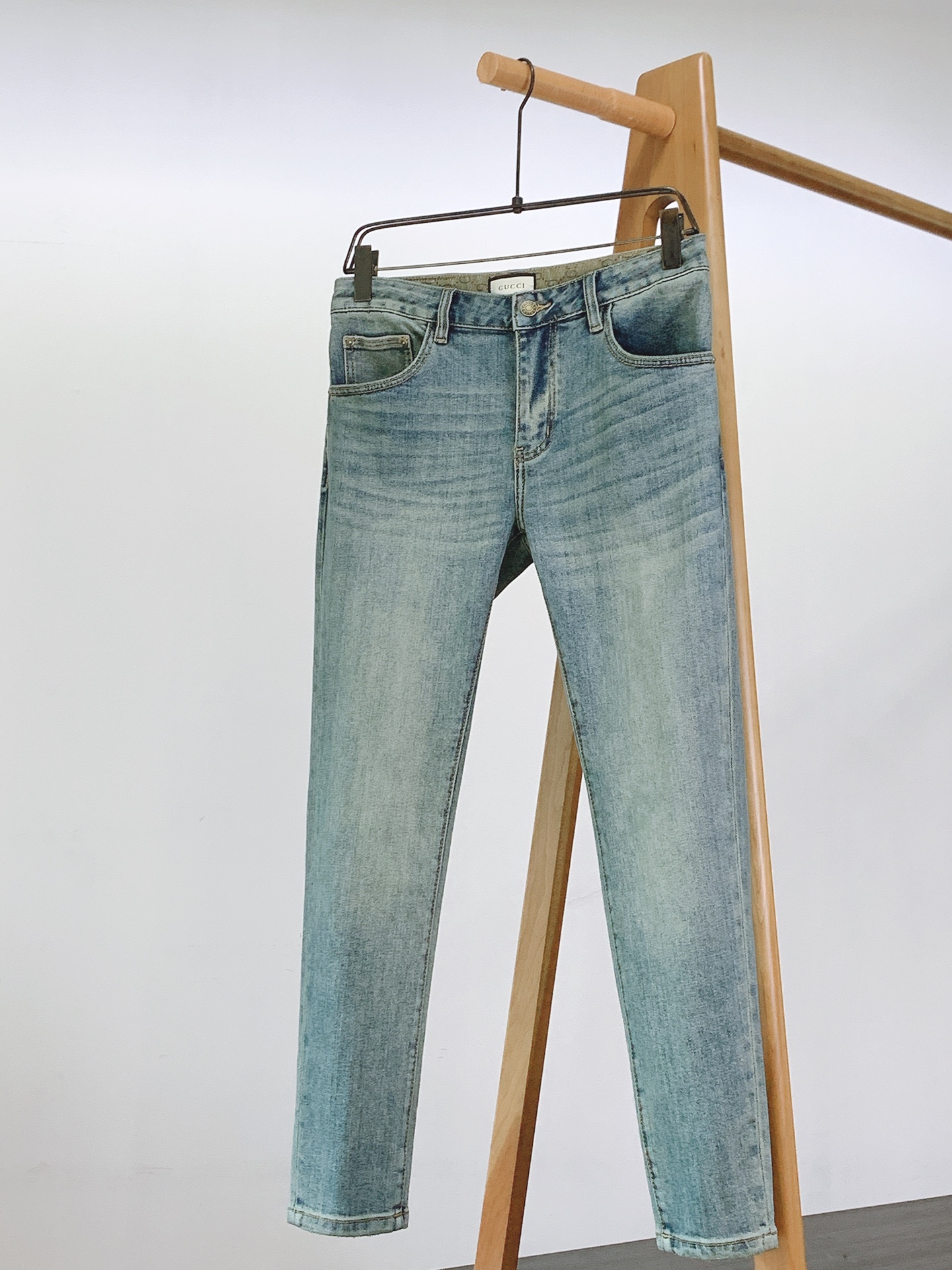 Gucci 古驰 2025FW早秋新品经典焕新时尚休闲牛仔裤👖浅蓝牛仔面料经过特殊做旧工艺，呈现自然的色