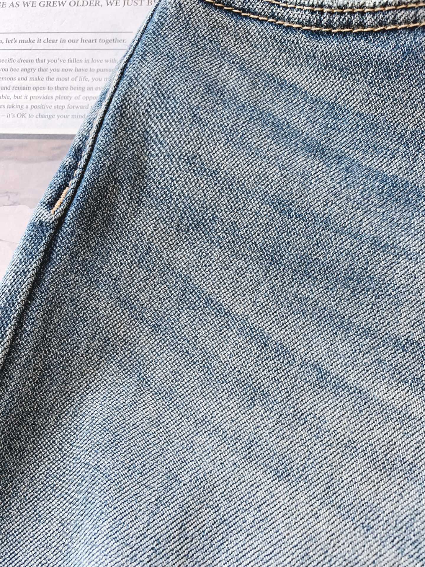 Gucci 古驰 2025FW早秋新品经典焕新时尚休闲牛仔裤👖浅蓝牛仔面料经过特殊做旧工艺，呈现自然的色