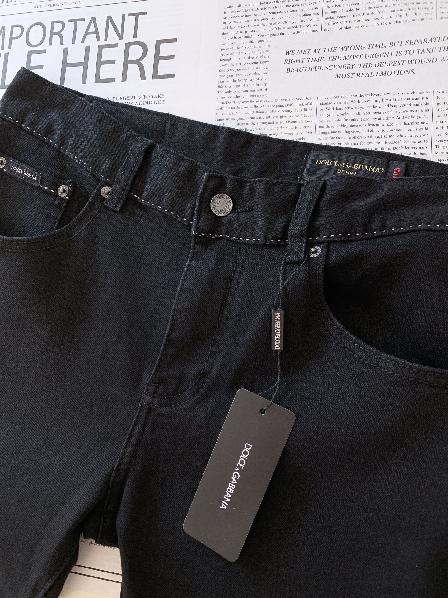 DOLCE&GABBANA 杜嘉班纳 极具DG家美学基调的一款牛仔裤👖以面料和品质为主导，延续了常态化的