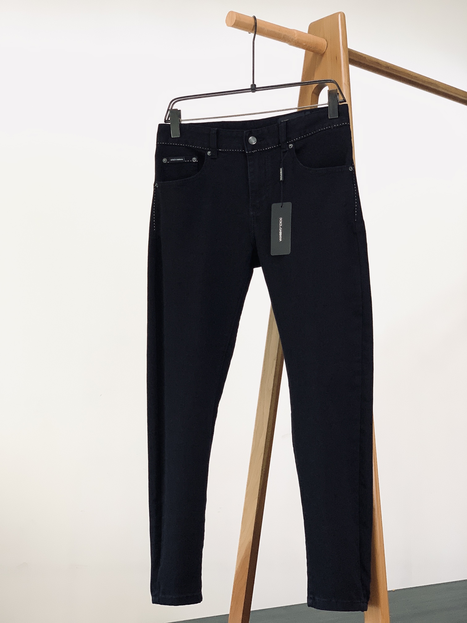 DOLCE&GABBANA 杜嘉班纳 极具DG家美学基调的一款牛仔裤👖以面料和品质为主导，延续了常态化的