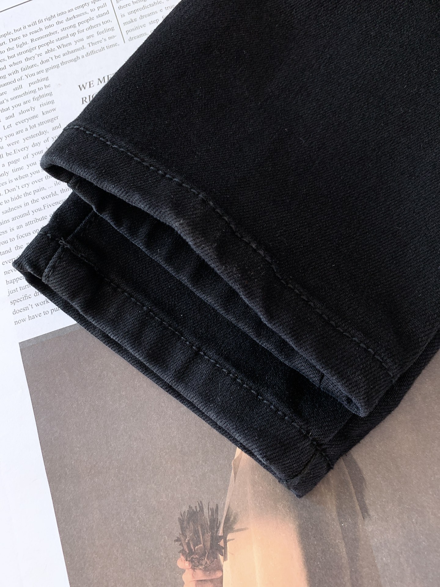 DOLCE&GABBANA 杜嘉班纳 极具DG家美学基调的一款牛仔裤👖以面料和品质为主导，延续了常态化的