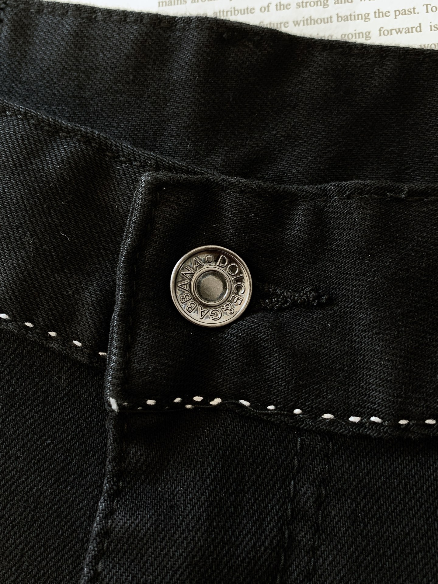 DOLCE&GABBANA 杜嘉班纳 极具DG家美学基调的一款牛仔裤👖以面料和品质为主导，延续了常态化的