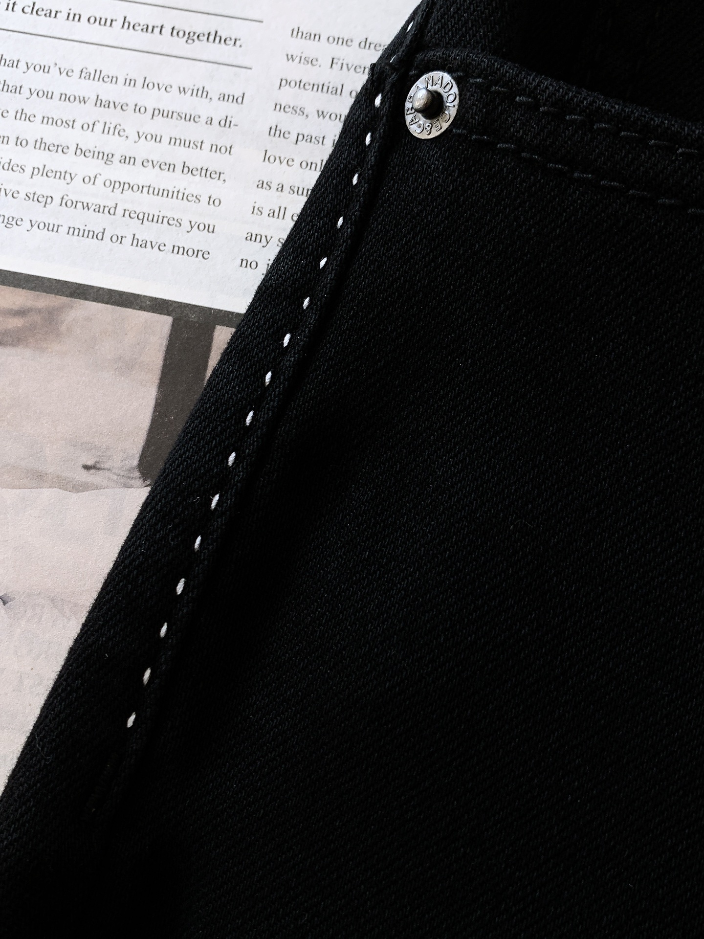 DOLCE&GABBANA 杜嘉班纳 极具DG家美学基调的一款牛仔裤👖以面料和品质为主导，延续了常态化的