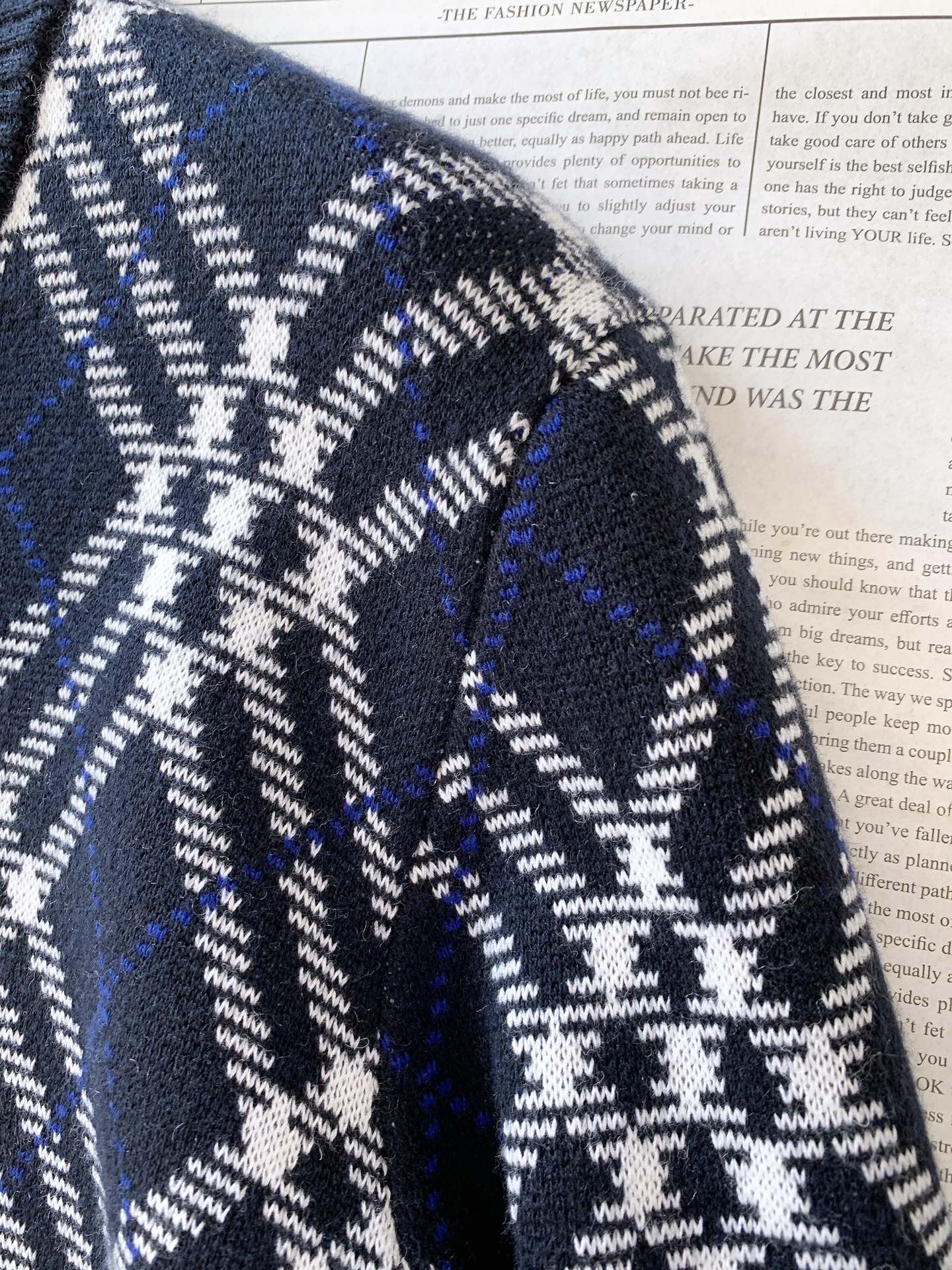 Burberry 巴宝莉 格纹针织拉链开衫外套经典格纹元素打造复古英伦感。格纹元素完美的彰显了BUR品牌