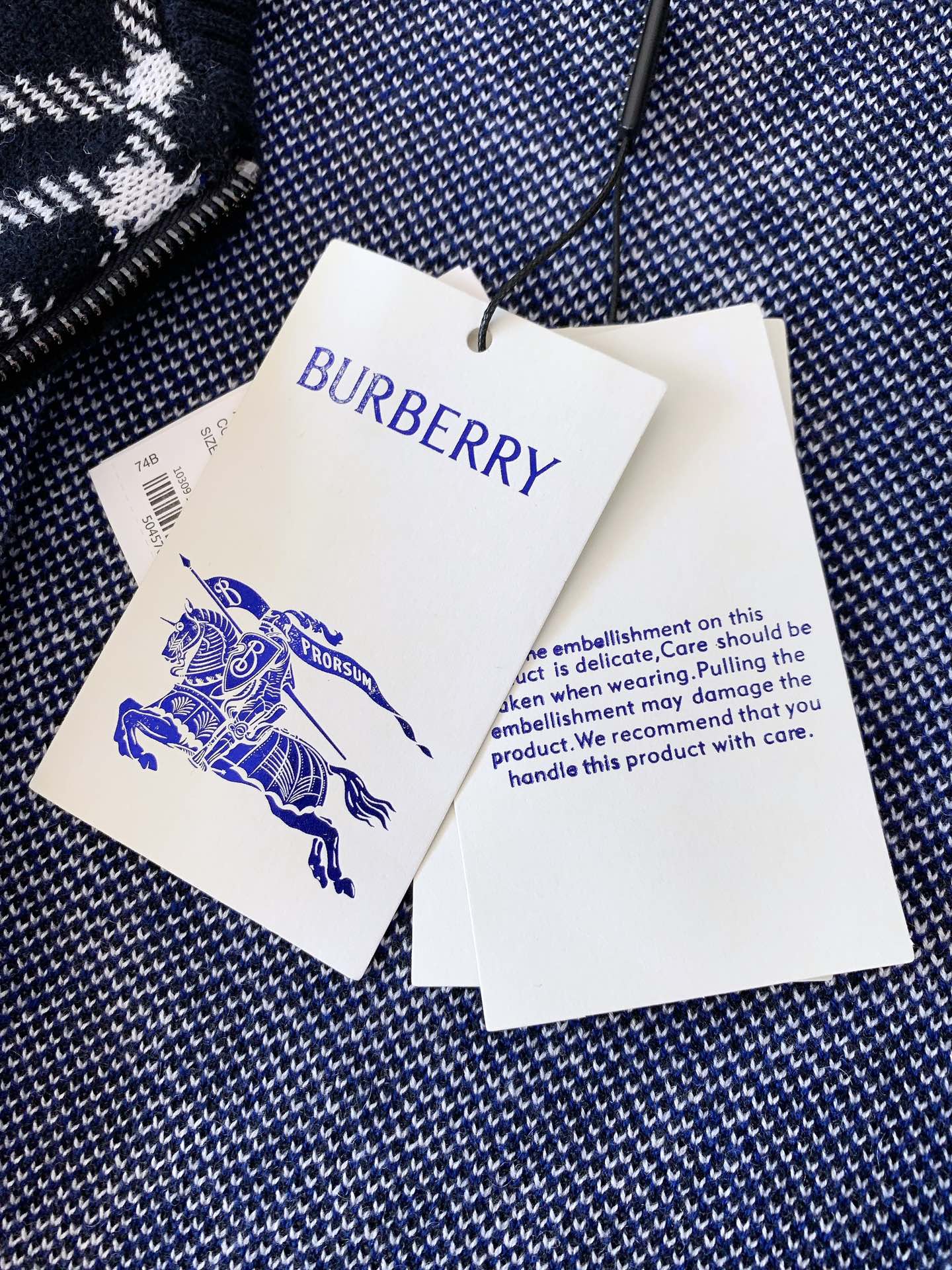 Burberry 巴宝莉 格纹针织拉链开衫外套经典格纹元素打造复古英伦感。格纹元素完美的彰显了BUR品牌