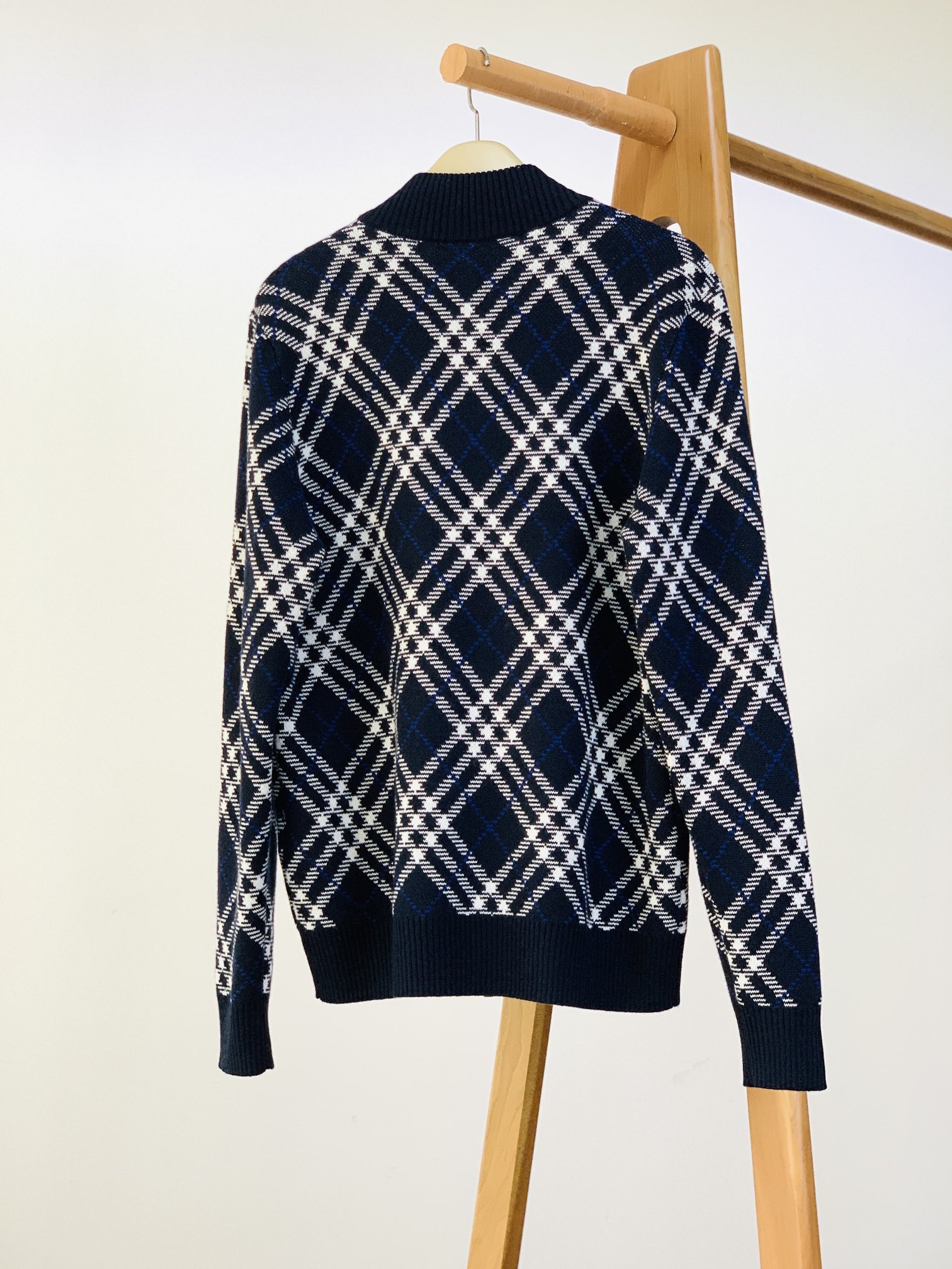 Burberry 巴宝莉 格纹针织拉链开衫外套经典格纹元素打造复古英伦感。格纹元素完美的彰显了BUR品牌