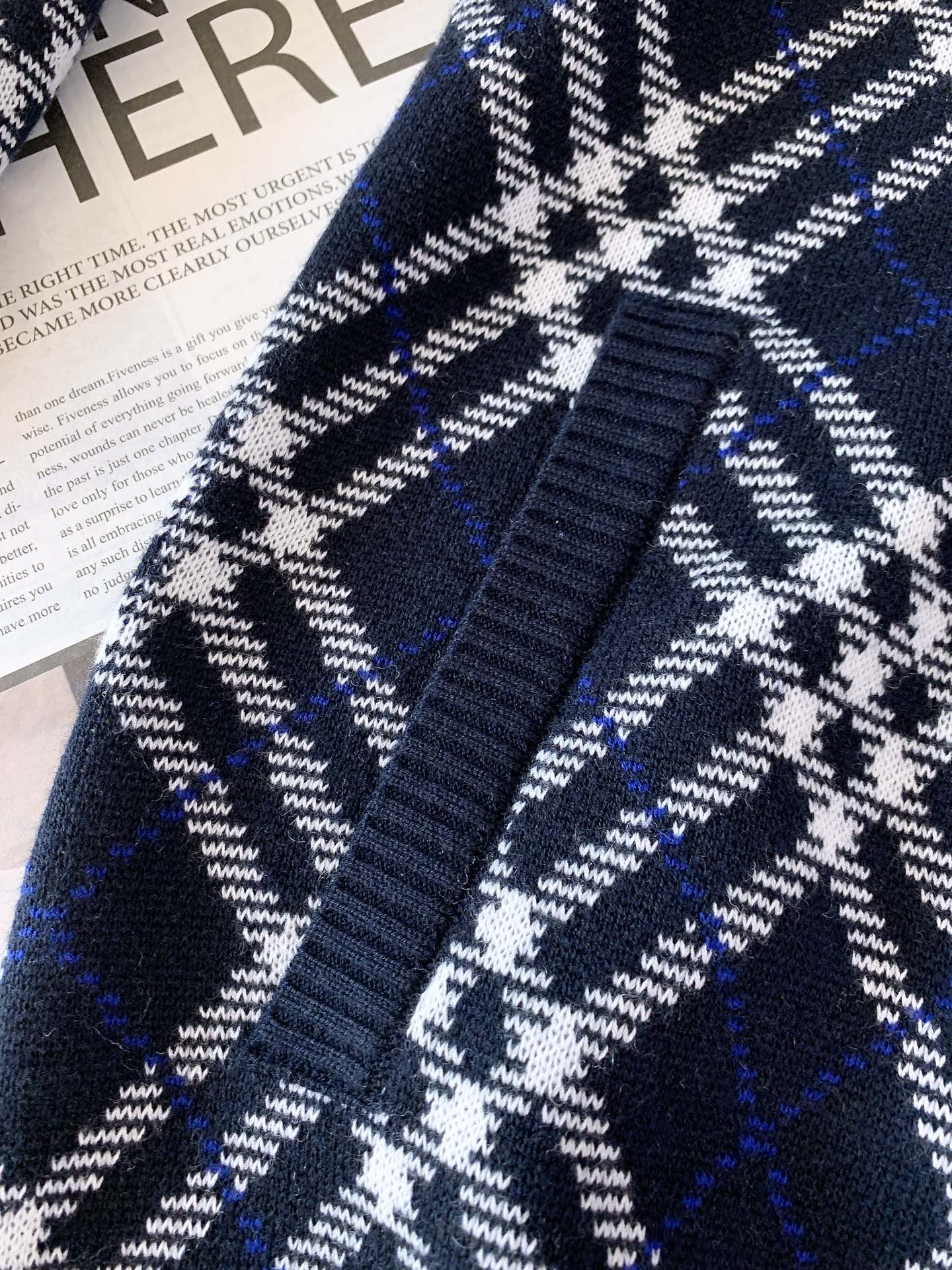 Burberry 巴宝莉 格纹针织拉链开衫外套经典格纹元素打造复古英伦感。格纹元素完美的彰显了BUR品牌