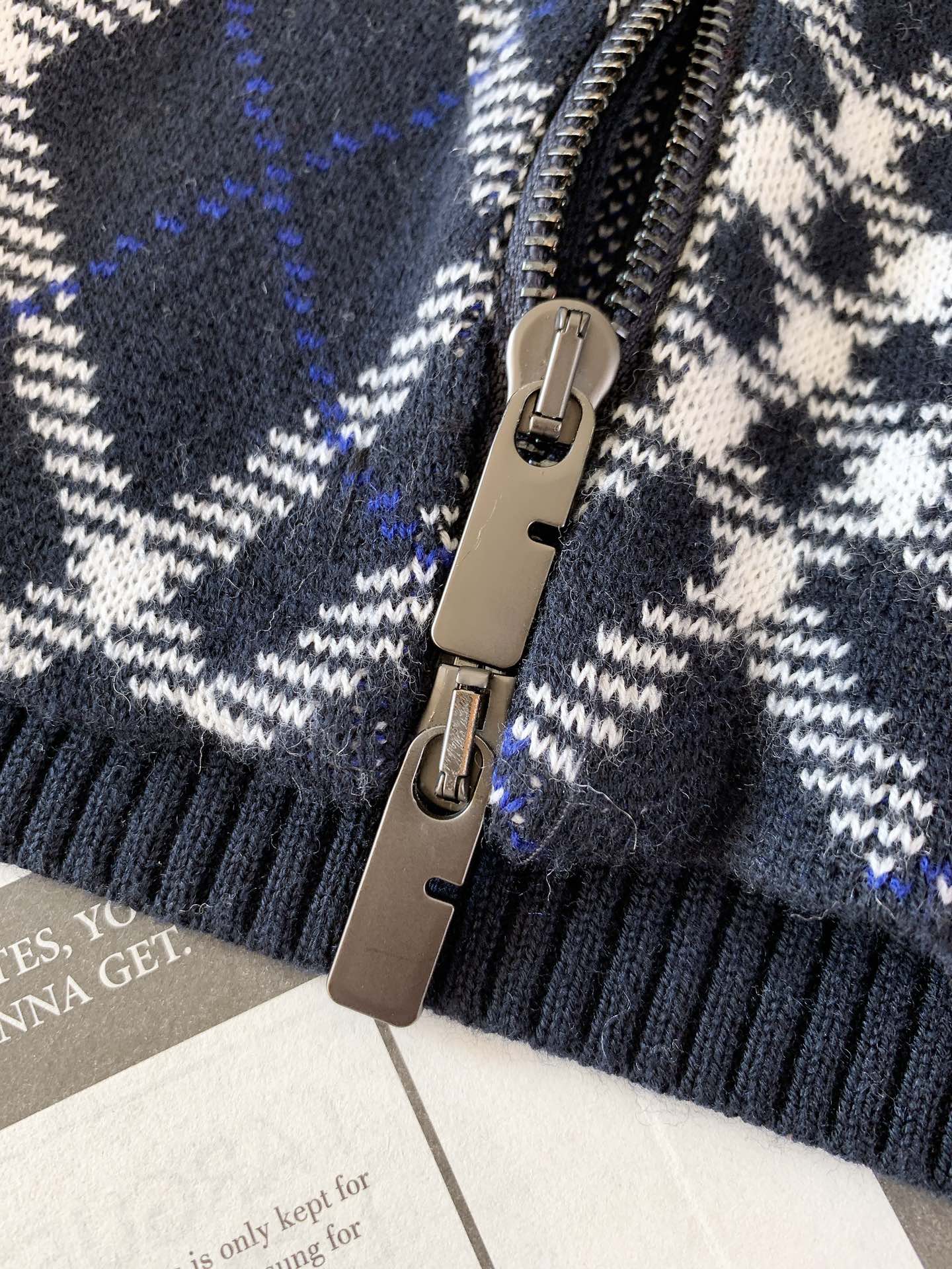 Burberry 巴宝莉 格纹针织拉链开衫外套经典格纹元素打造复古英伦感。格纹元素完美的彰显了BUR品牌