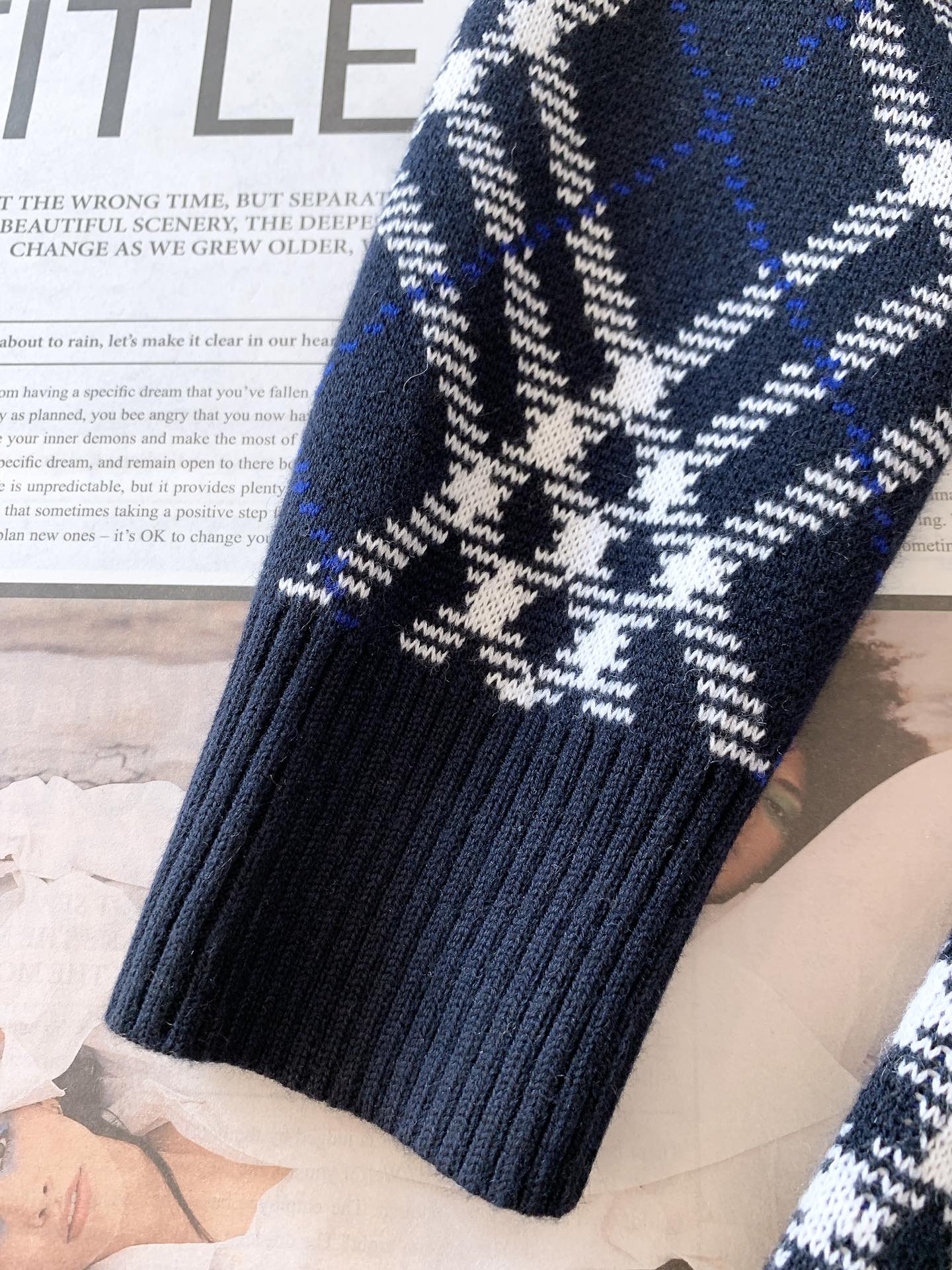 Burberry 巴宝莉 格纹针织拉链开衫外套经典格纹元素打造复古英伦感。格纹元素完美的彰显了BUR品牌