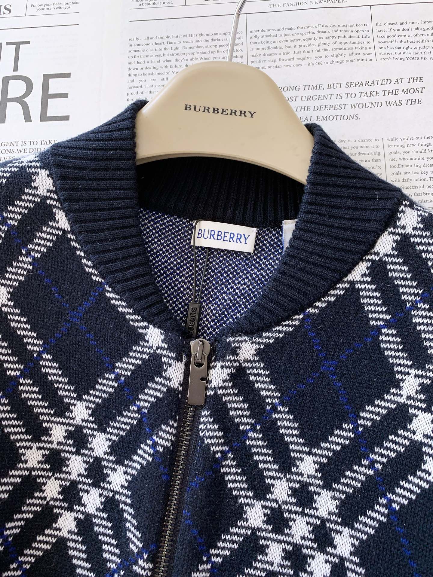 Burberry 巴宝莉 格纹针织拉链开衫外套经典格纹元素打造复古英伦感。格纹元素完美的彰显了BUR品牌