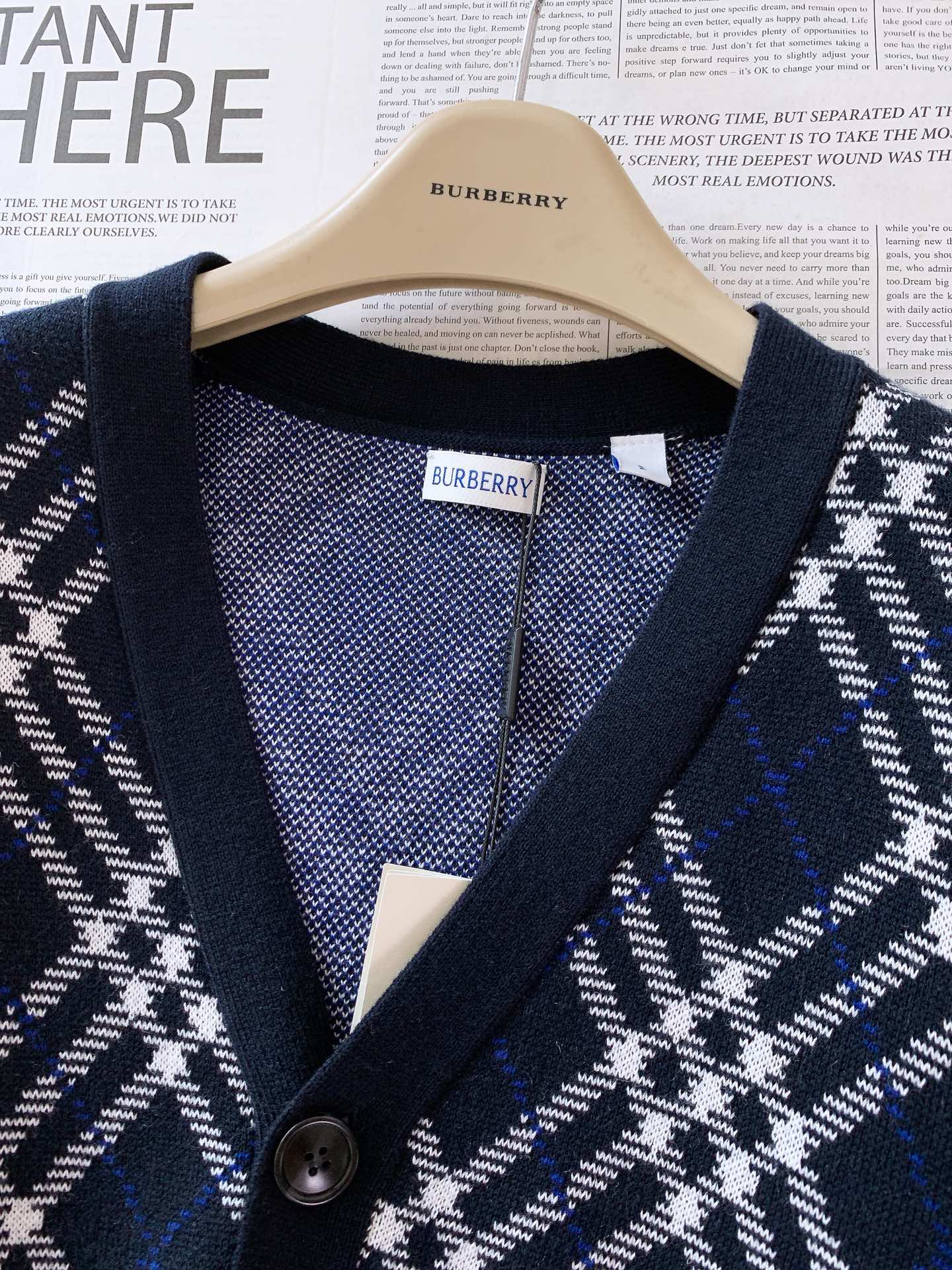 Burberry 巴宝莉 格纹V领针织开衫经典格纹元素打造复古英伦感。格纹元素完美的彰显了BUR品牌的存