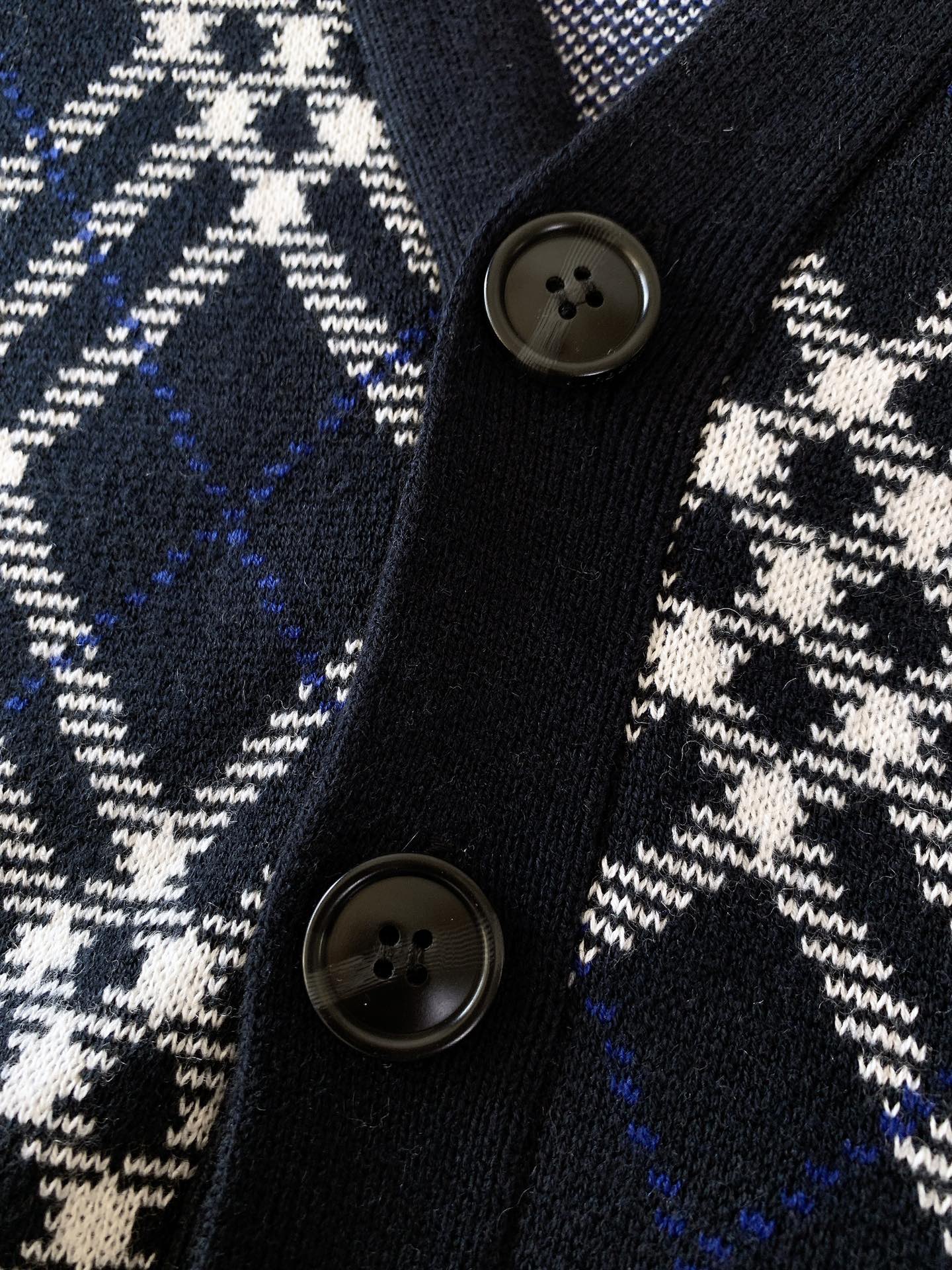 Burberry 巴宝莉 格纹V领针织开衫经典格纹元素打造复古英伦感。格纹元素完美的彰显了BUR品牌的存