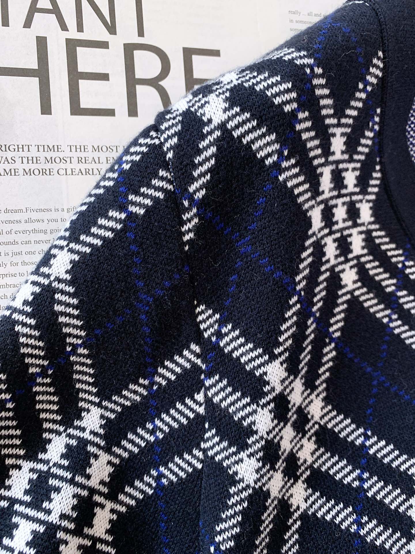 Burberry 巴宝莉 格纹V领针织开衫经典格纹元素打造复古英伦感。格纹元素完美的彰显了BUR品牌的存