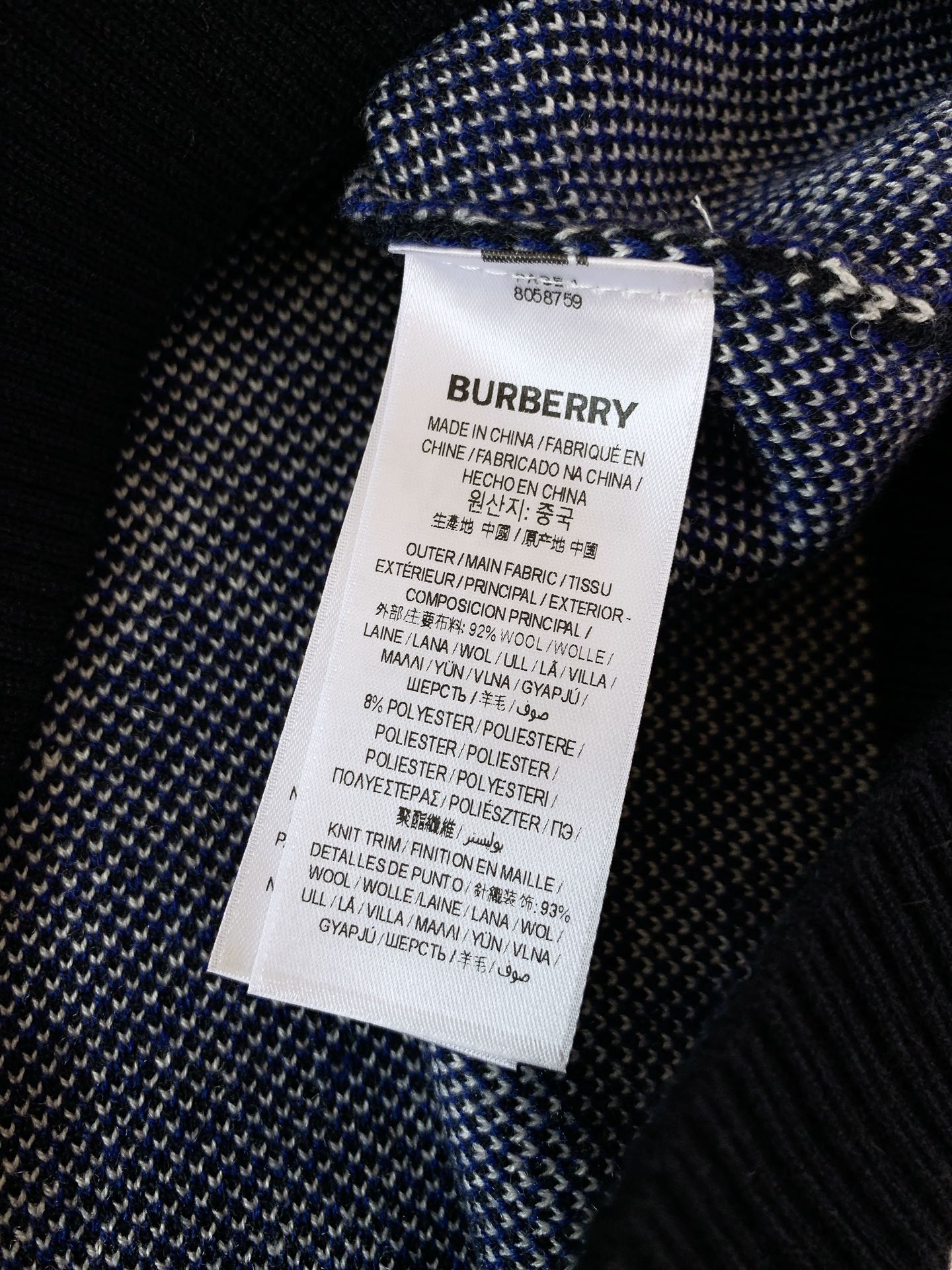 Burberry 巴宝莉 格纹V领针织开衫经典格纹元素打造复古英伦感。格纹元素完美的彰显了BUR品牌的存