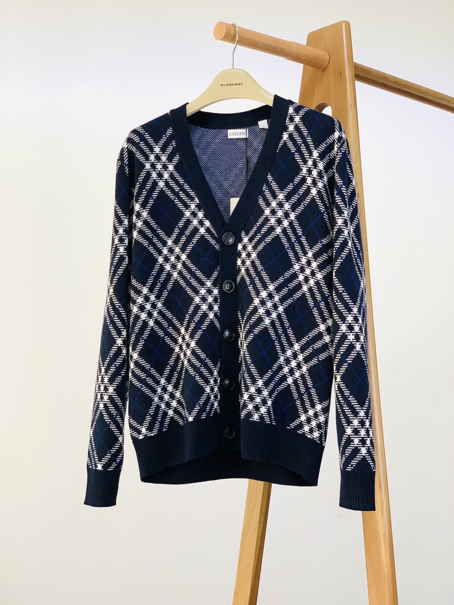 Burberry 巴宝莉 格纹V领针织开衫经典格纹元素打造复古英伦感。格纹元素完美的彰显了BUR品牌的存