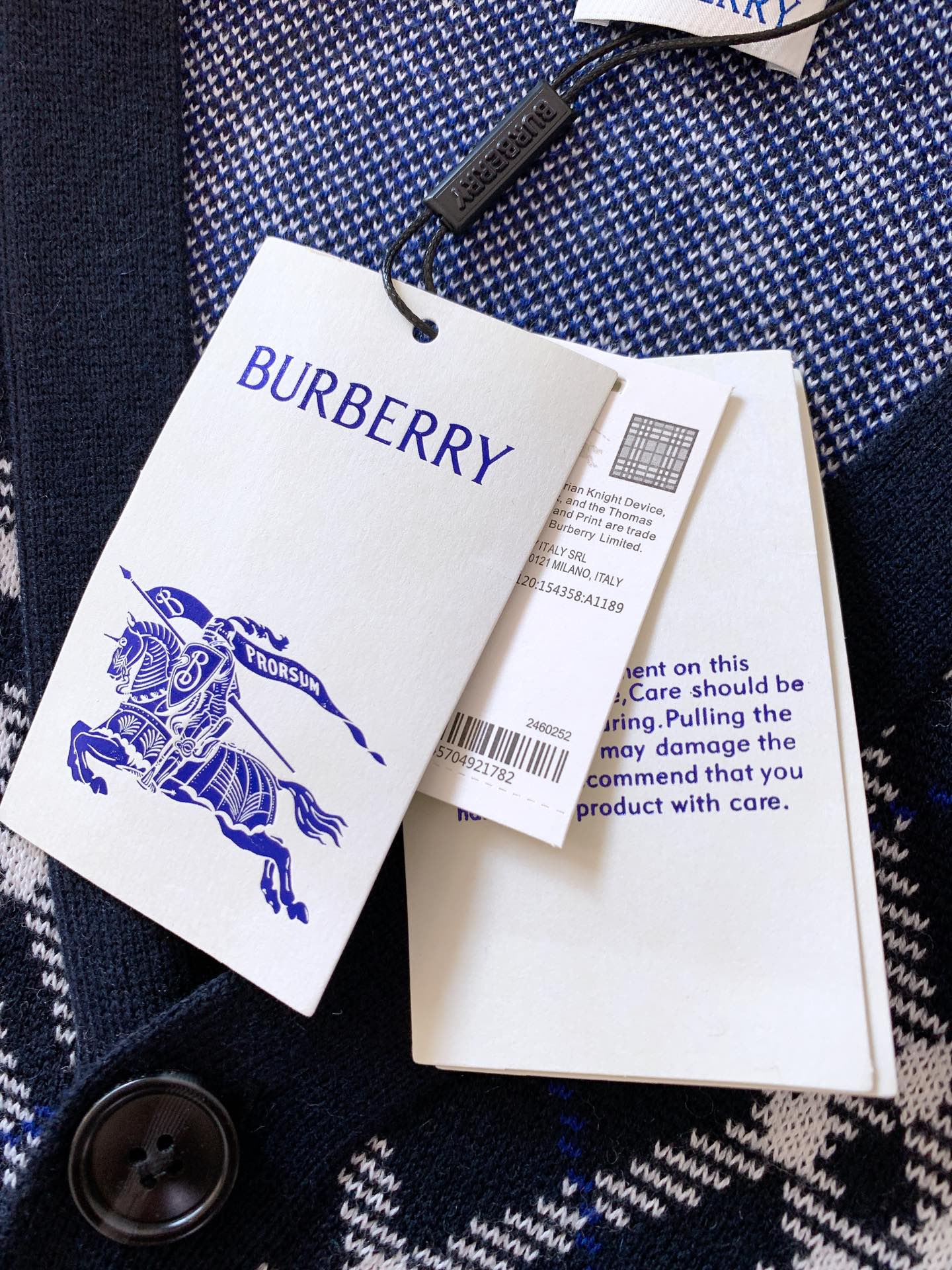 Burberry 巴宝莉 格纹V领针织开衫经典格纹元素打造复古英伦感。格纹元素完美的彰显了BUR品牌的存