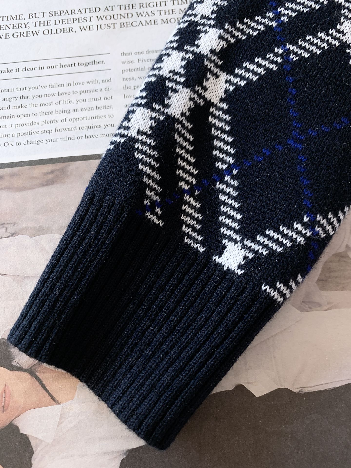 Burberry 巴宝莉 格纹V领针织开衫经典格纹元素打造复古英伦感。格纹元素完美的彰显了BUR品牌的存