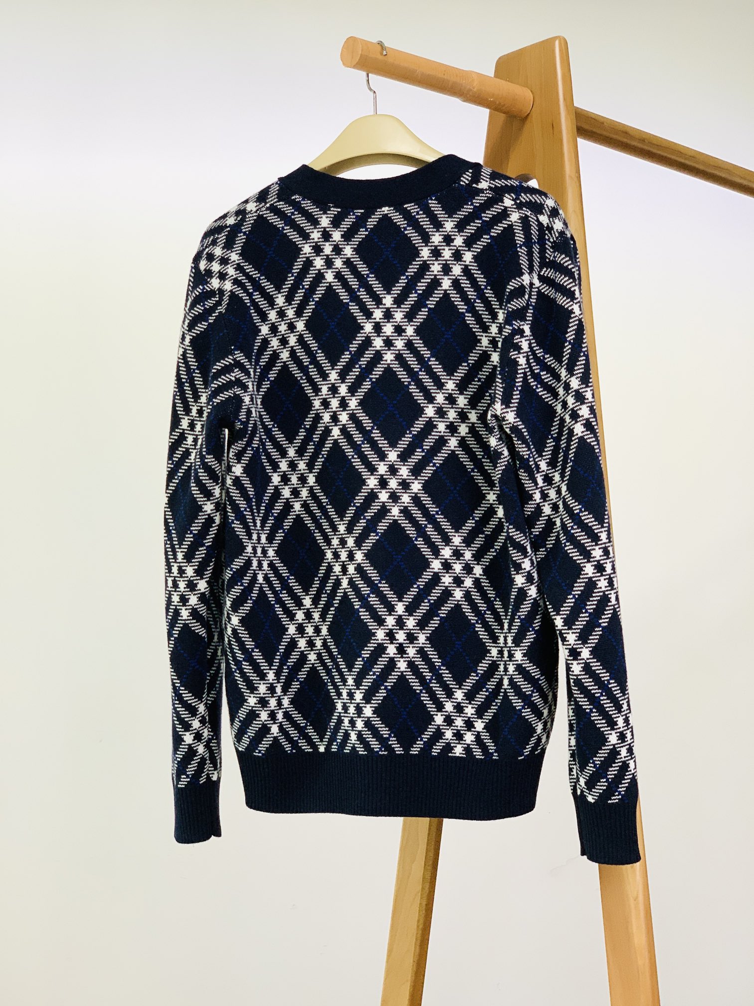 Burberry 巴宝莉 格纹V领针织开衫经典格纹元素打造复古英伦感。格纹元素完美的彰显了BUR品牌的存