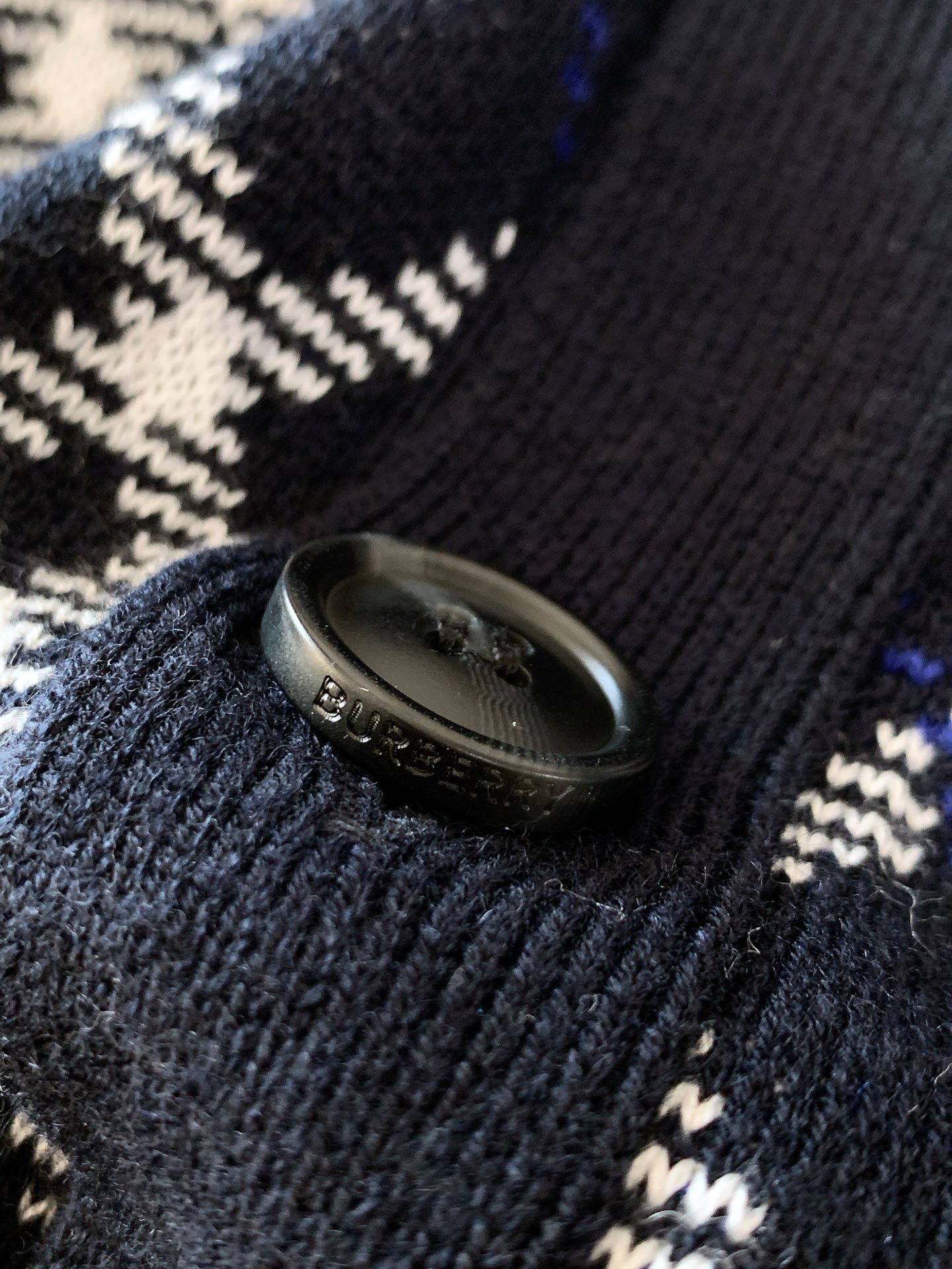 Burberry 巴宝莉 格纹V领针织开衫经典格纹元素打造复古英伦感。格纹元素完美的彰显了BUR品牌的存