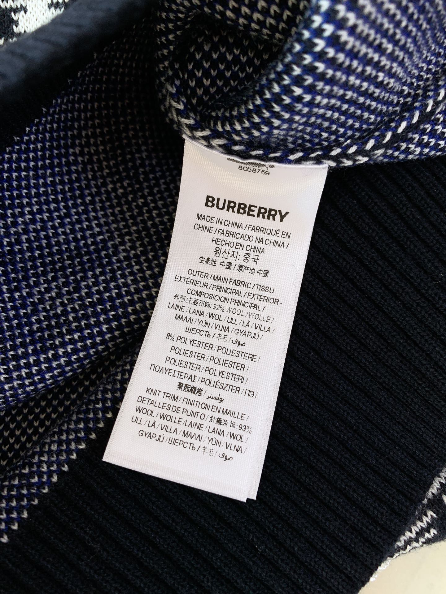 Burberry 巴宝莉 格纹圆领套头针织开衫经典格纹元素打造复古英伦感。格纹元素完美的彰显了BUR品牌