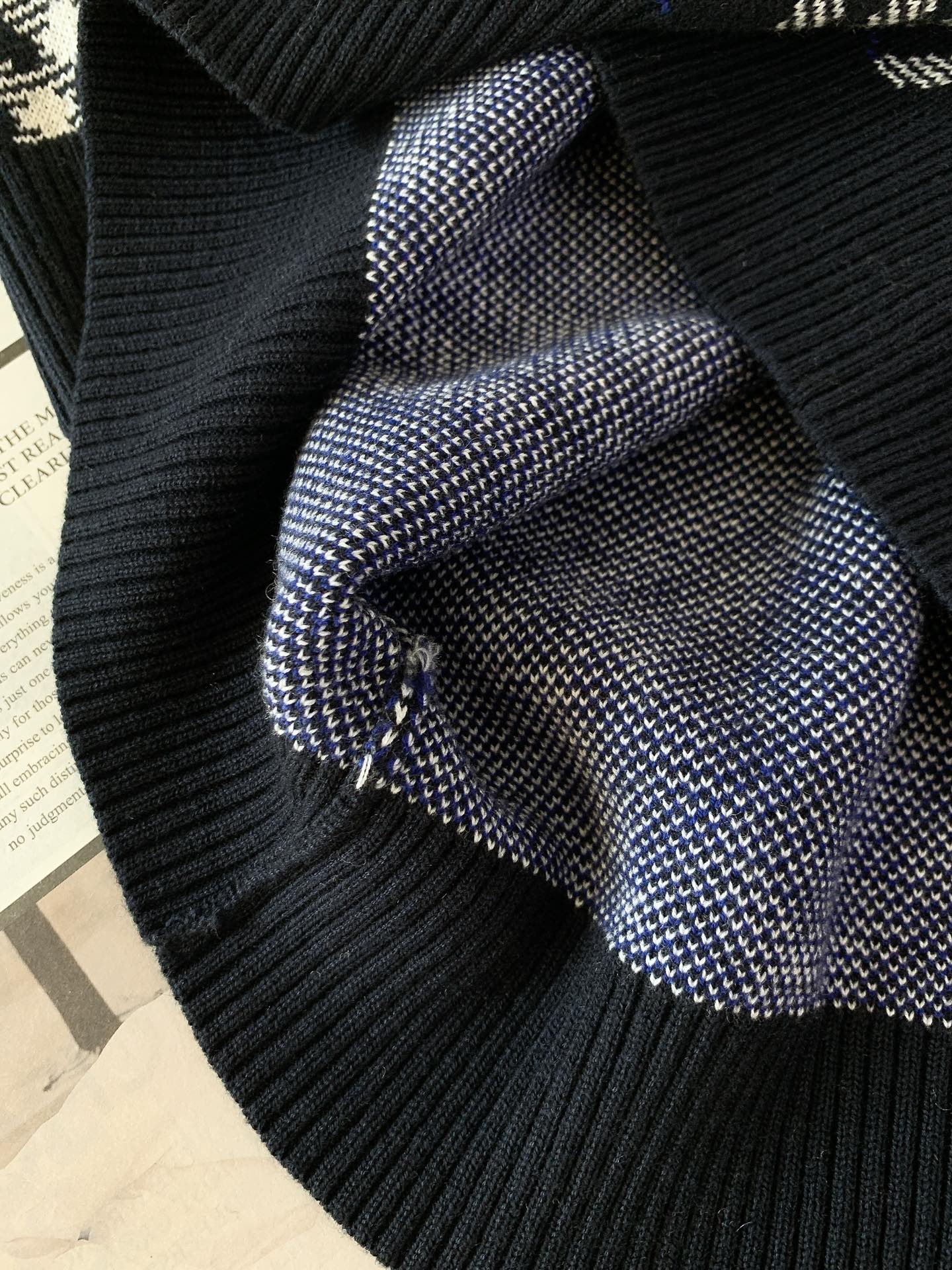 Burberry 巴宝莉 格纹圆领套头针织开衫经典格纹元素打造复古英伦感。格纹元素完美的彰显了BUR品牌