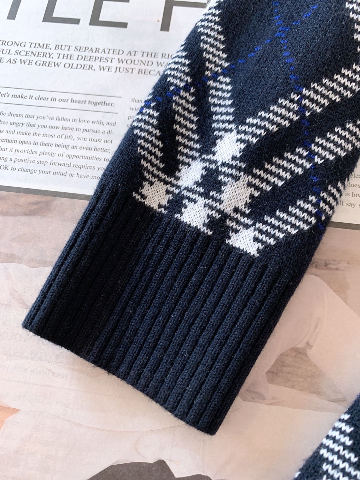 Burberry 巴宝莉 格纹圆领套头针织开衫经典格纹元素打造复古英伦感。格纹元素完美的彰显了BUR品牌