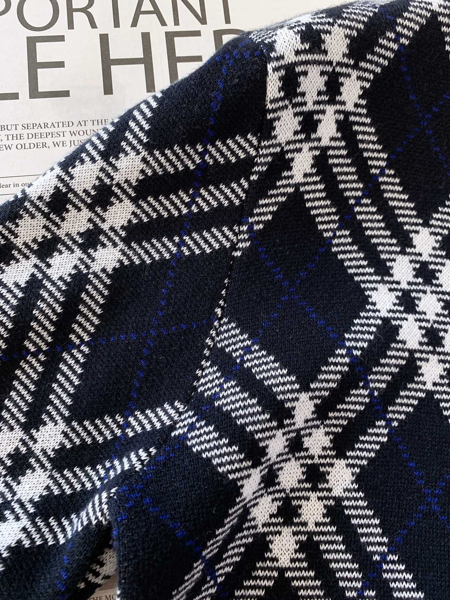 Burberry 巴宝莉 格纹圆领套头针织开衫经典格纹元素打造复古英伦感。格纹元素完美的彰显了BUR品牌