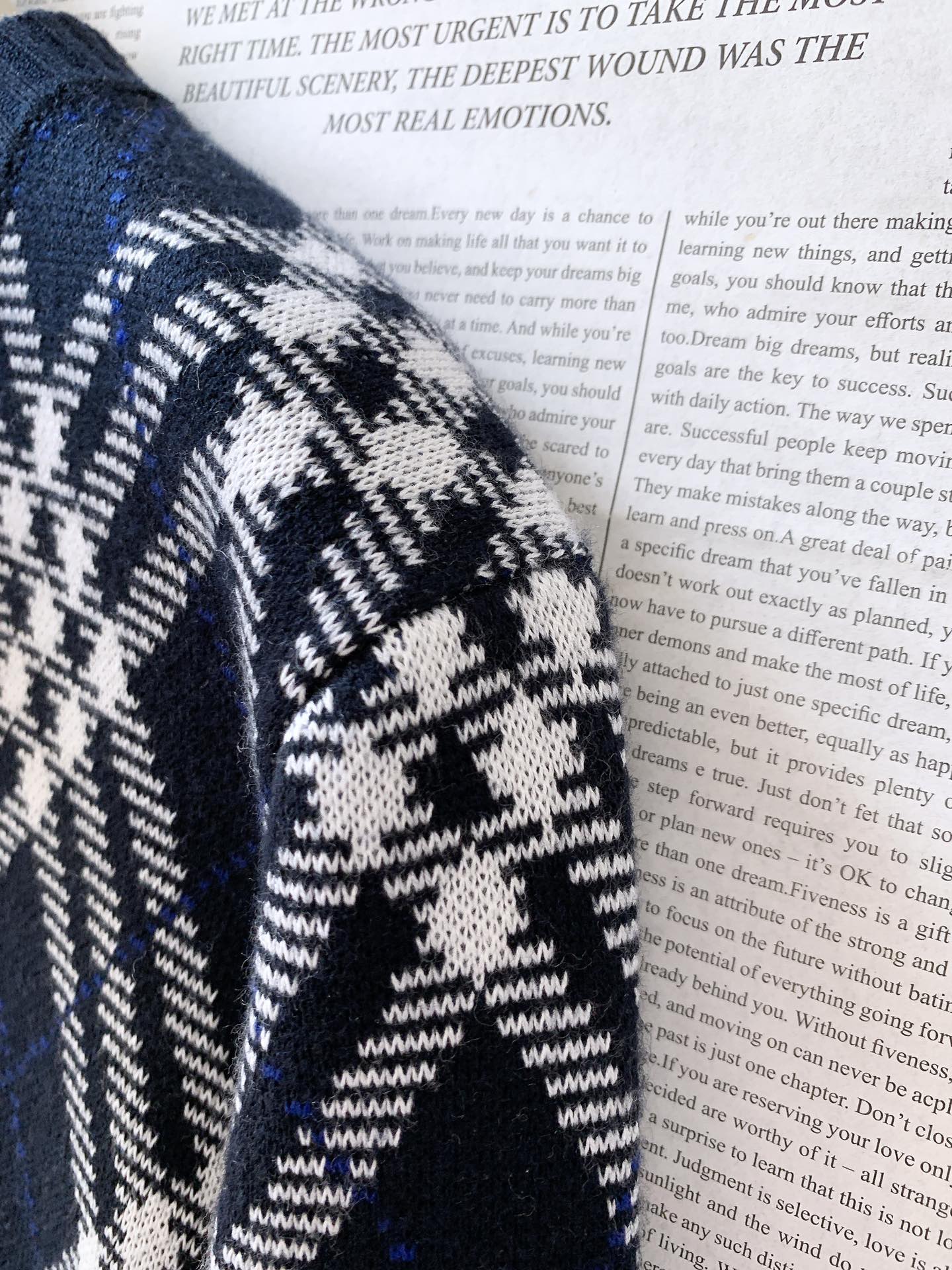 Burberry 巴宝莉 格纹圆领套头针织开衫经典格纹元素打造复古英伦感。格纹元素完美的彰显了BUR品牌