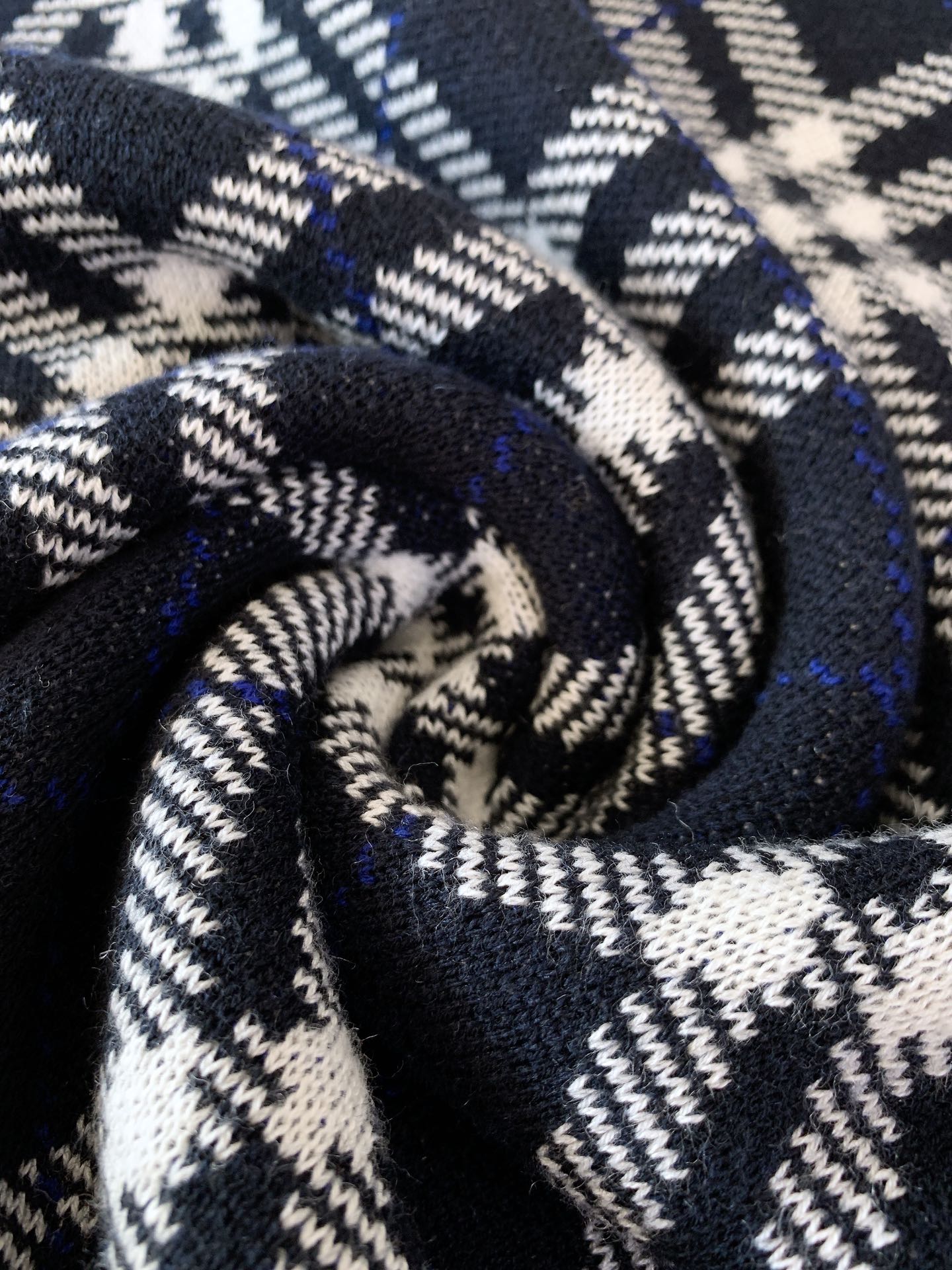 Burberry 巴宝莉 格纹圆领套头针织开衫经典格纹元素打造复古英伦感。格纹元素完美的彰显了BUR品牌