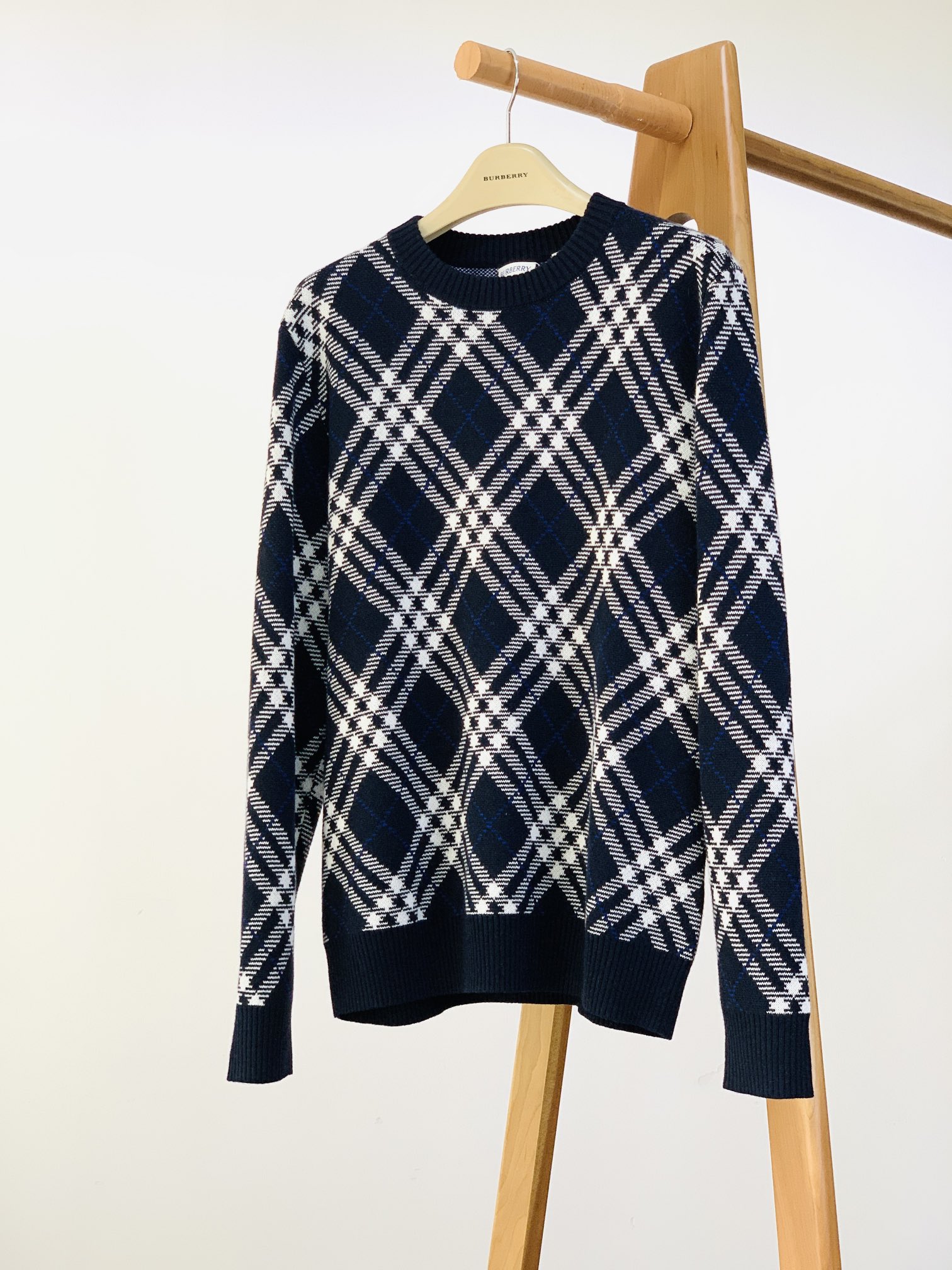 Burberry 巴宝莉 格纹圆领套头针织开衫经典格纹元素打造复古英伦感。格纹元素完美的彰显了BUR品牌