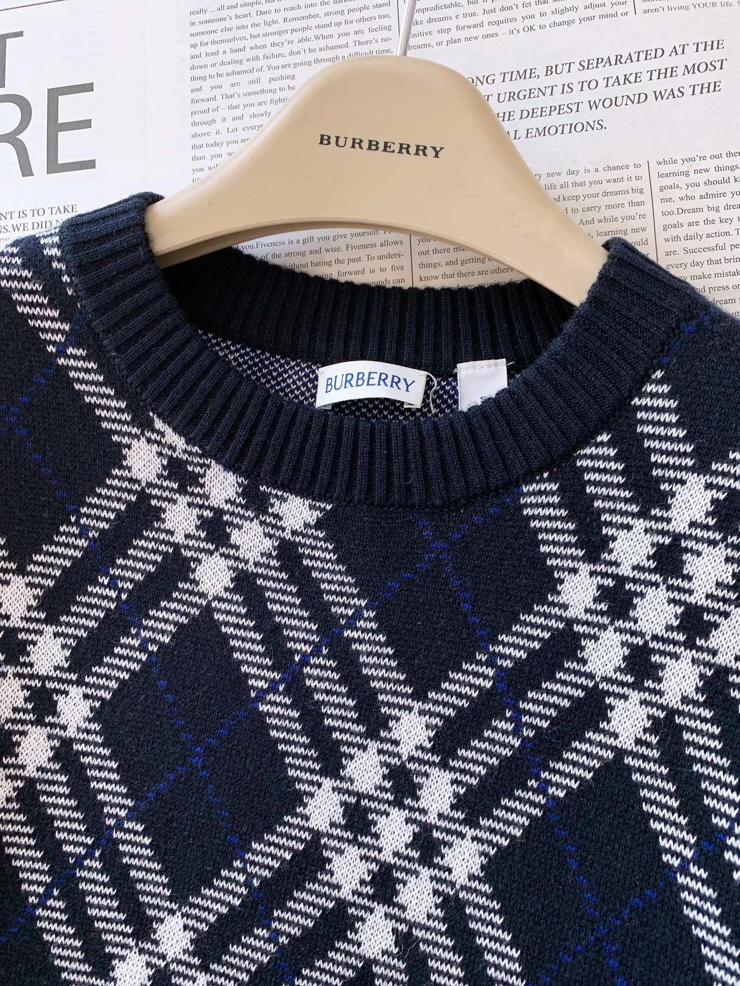 Burberry 巴宝莉 格纹圆领套头针织开衫经典格纹元素打造复古英伦感。格纹元素完美的彰显了BUR品牌